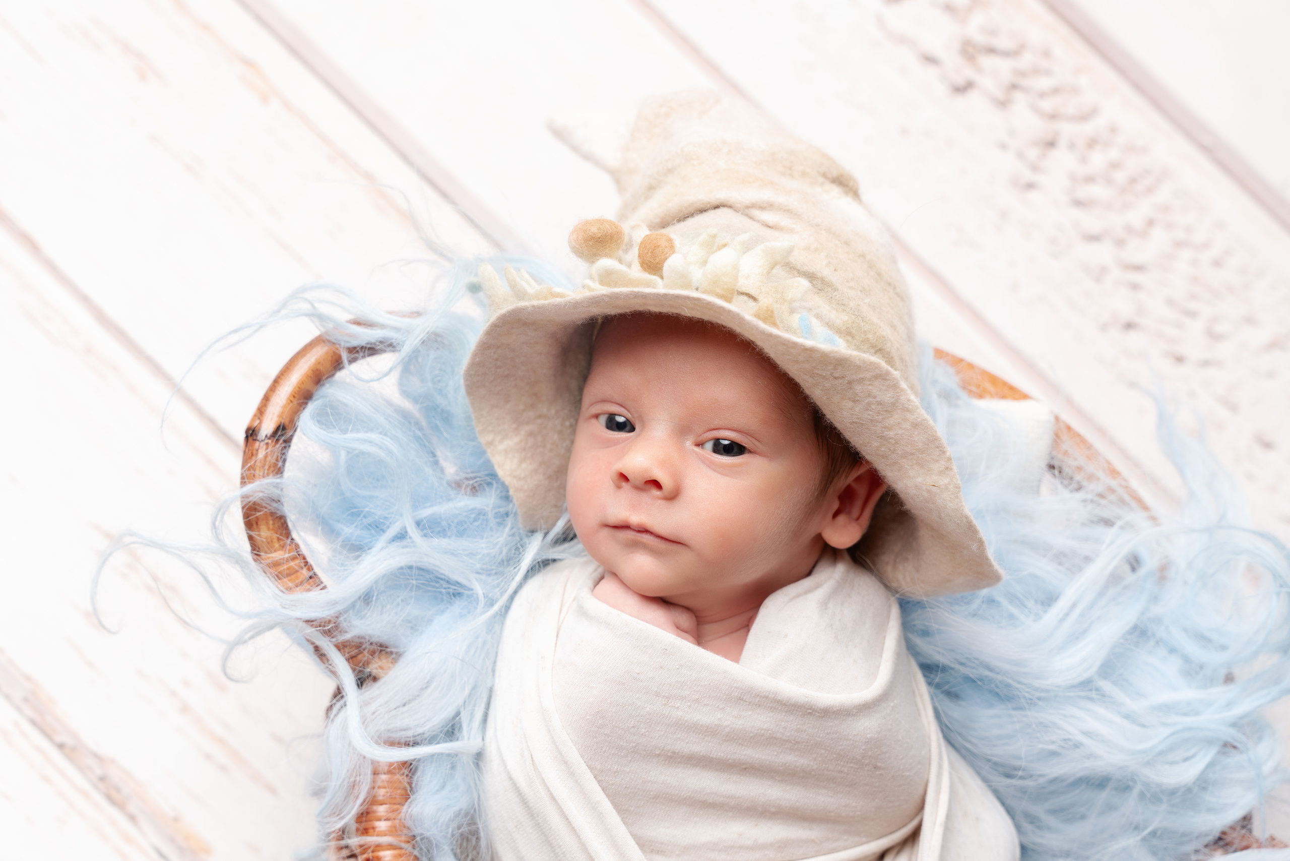 Baby in einem zarten Blau, während sie ihre Haare mit einem niedlichen Haarband schmückt