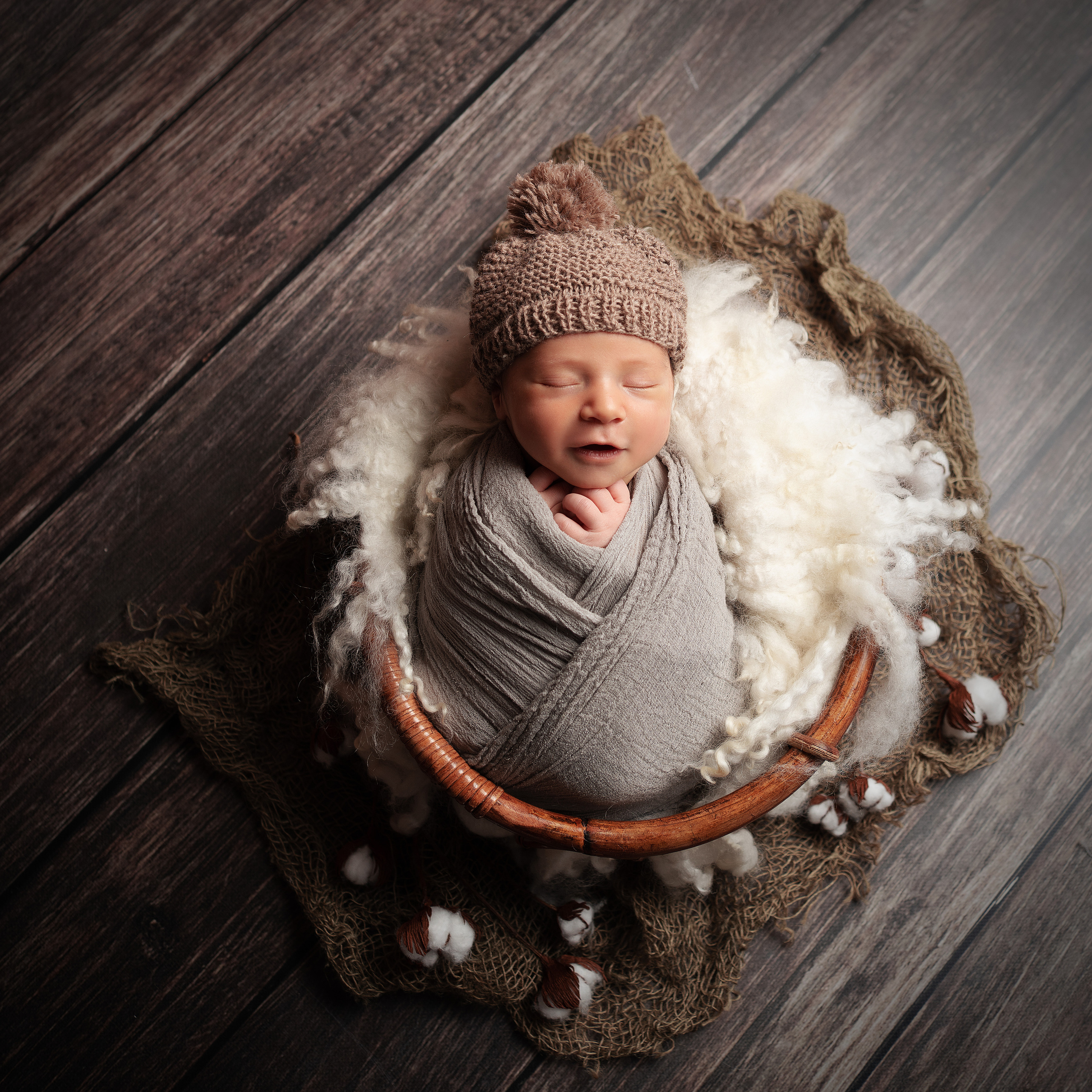 Zarte Neugeborenenfotografie im Fotostudio. Neugeborenenfotografin und Retoucher in Augsburg Nastassia Schneider