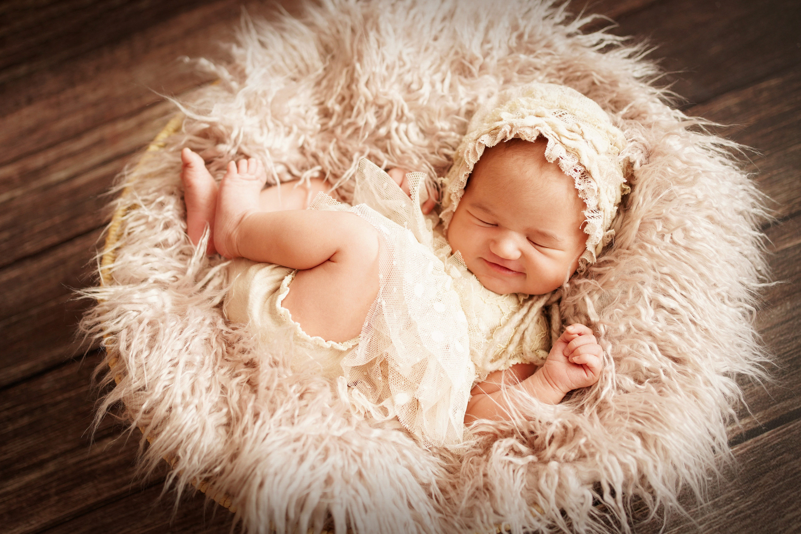 Neugeborene in einzigartigen Schlafpositionen