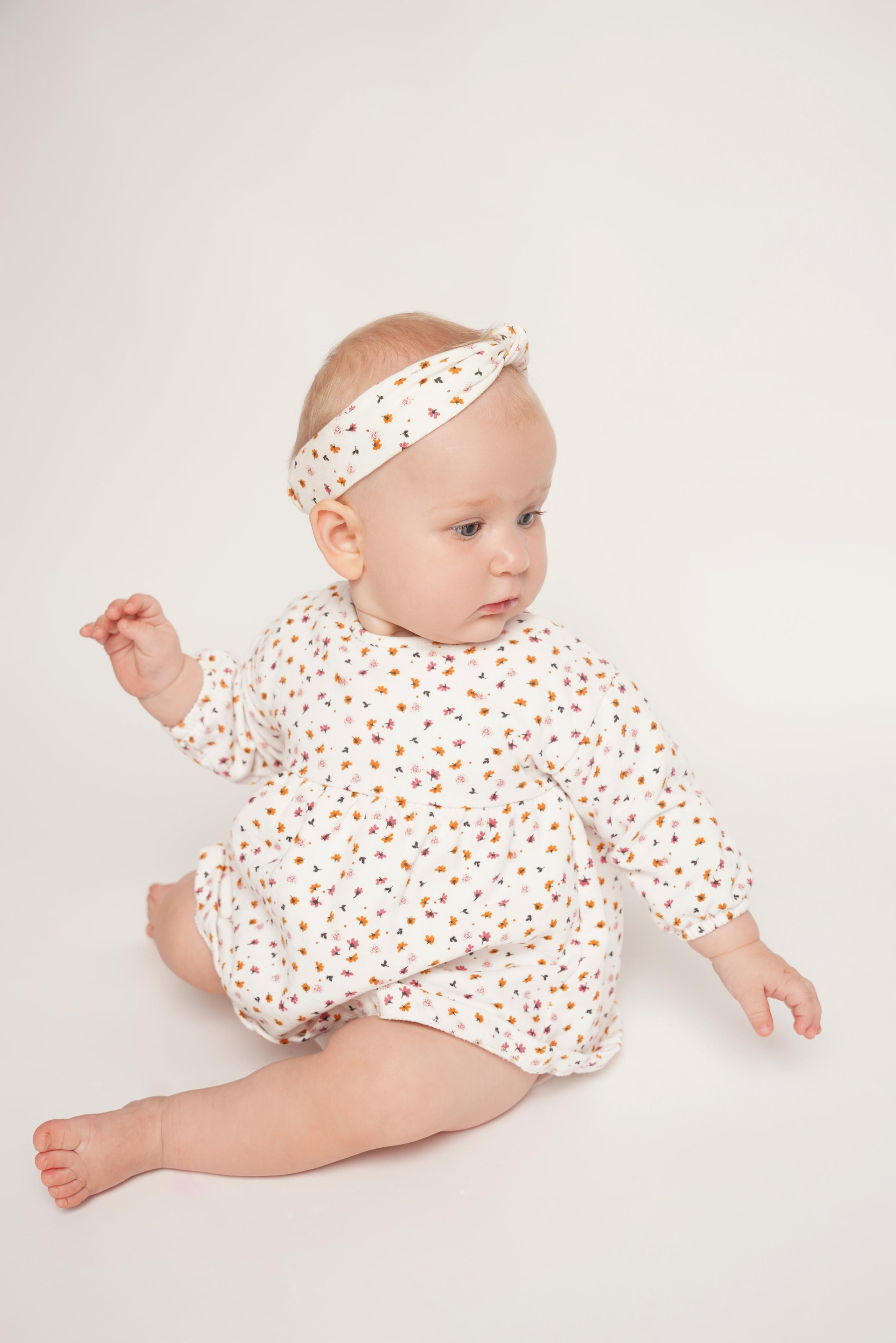 ein Mädels in festlicher Garderobe