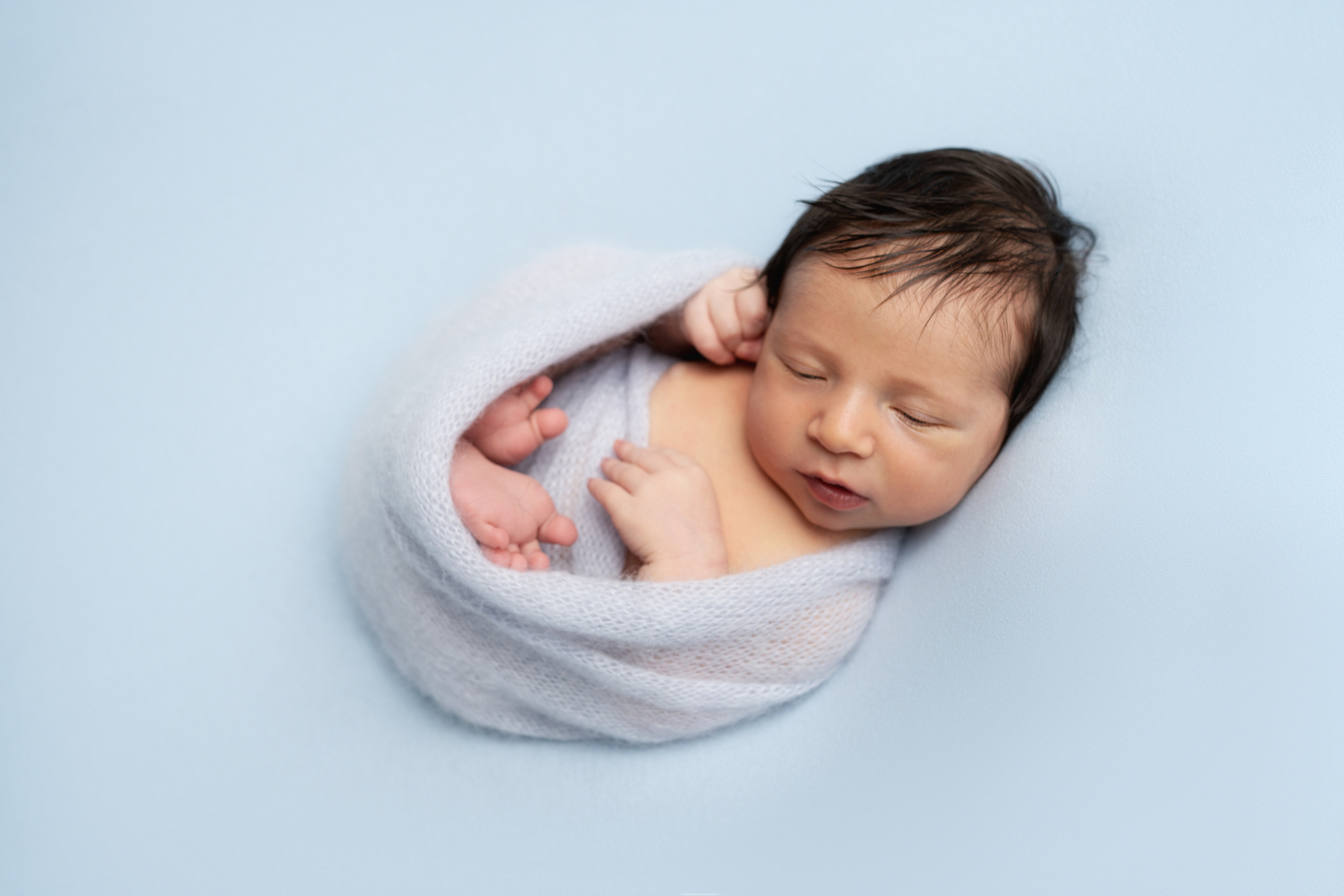 Zarte Neugeborene in himmlischem Licht