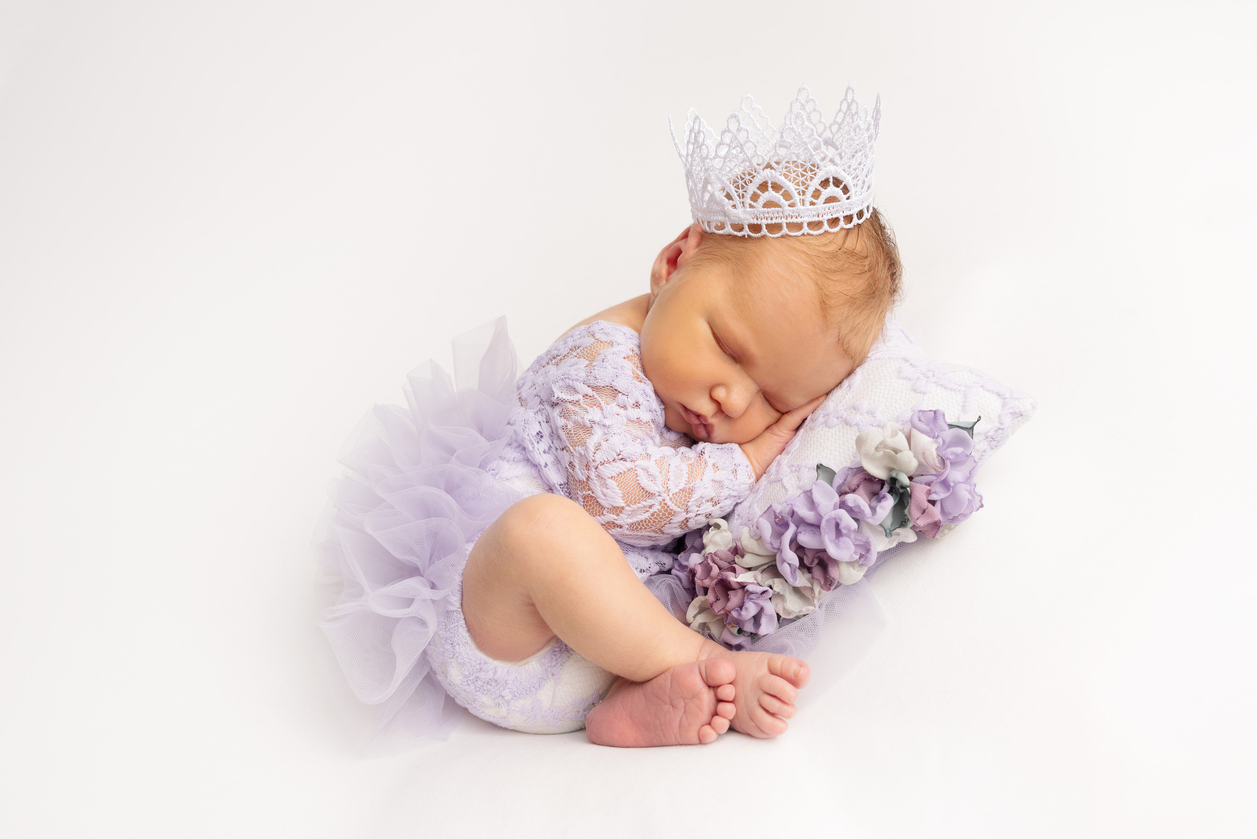 Die Prinzessin posiert auf der Seite und ist in ein zartes lila Kleid gekleidet