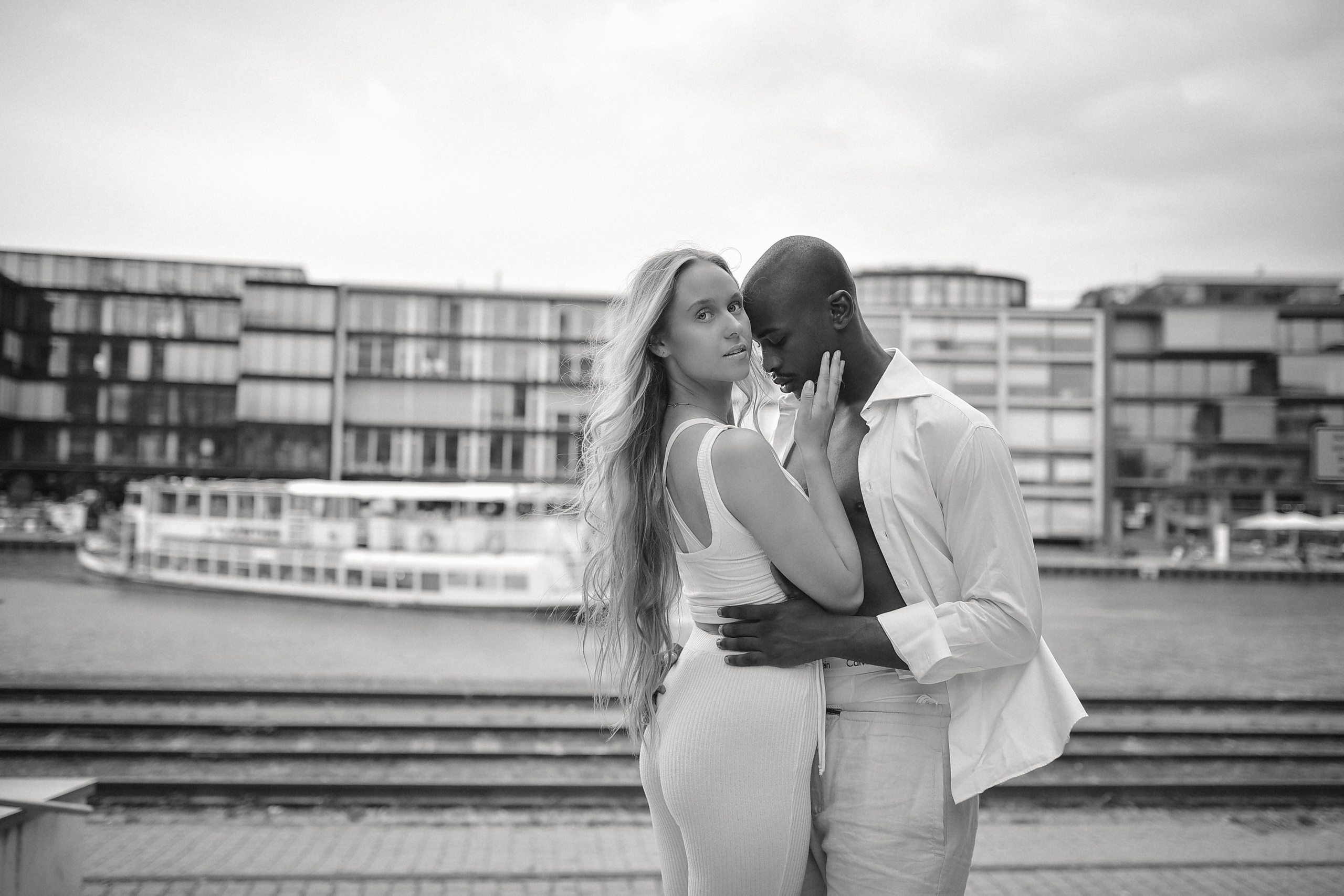 Love Story Münster Haven. Schwarz-weiß Fotografie in Münster. Fotografin Viktoria Roschen