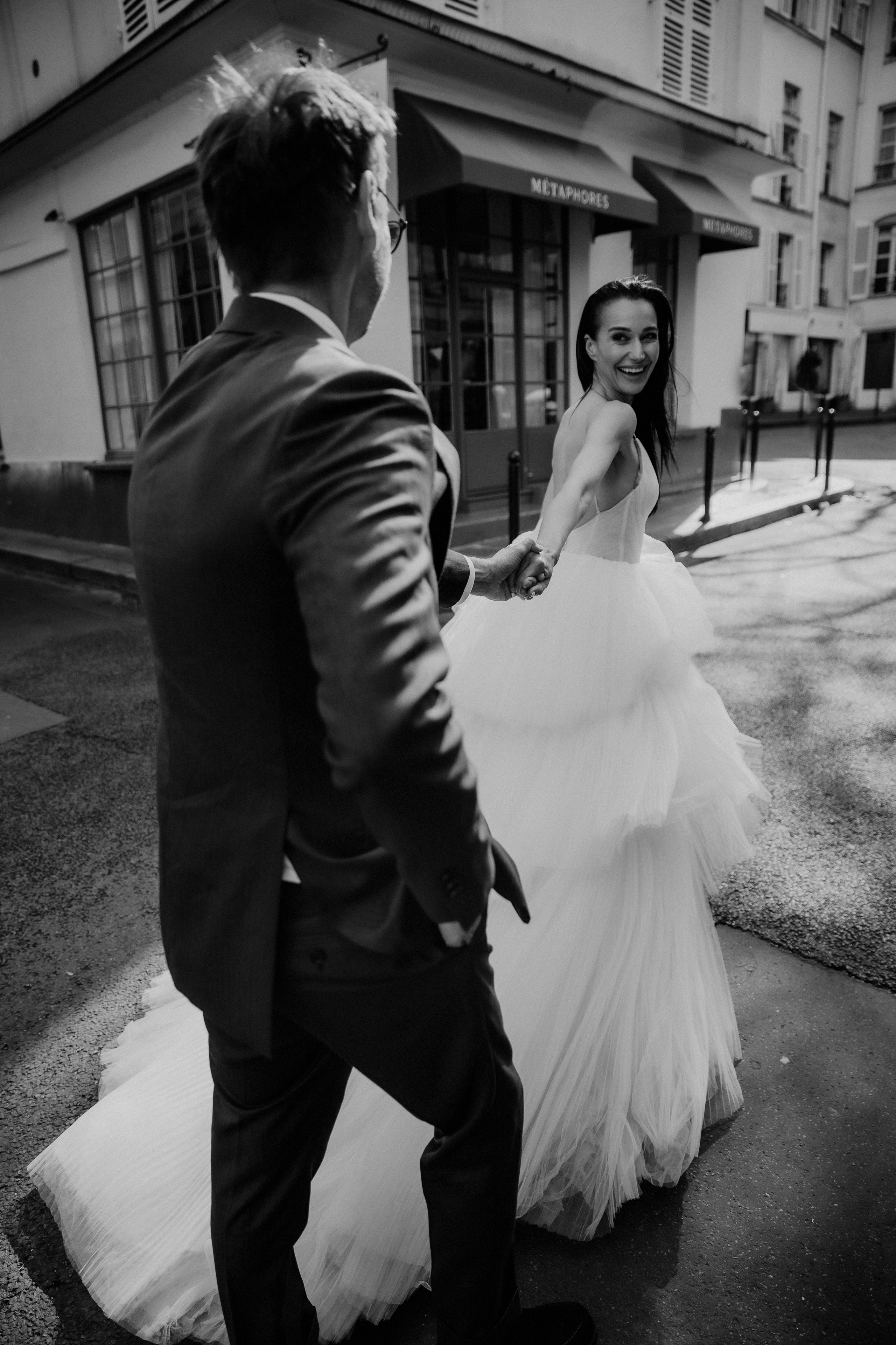 Suzi & Alex | Paris Wedding with a Vintage Car. Paris Wedding Photographer
