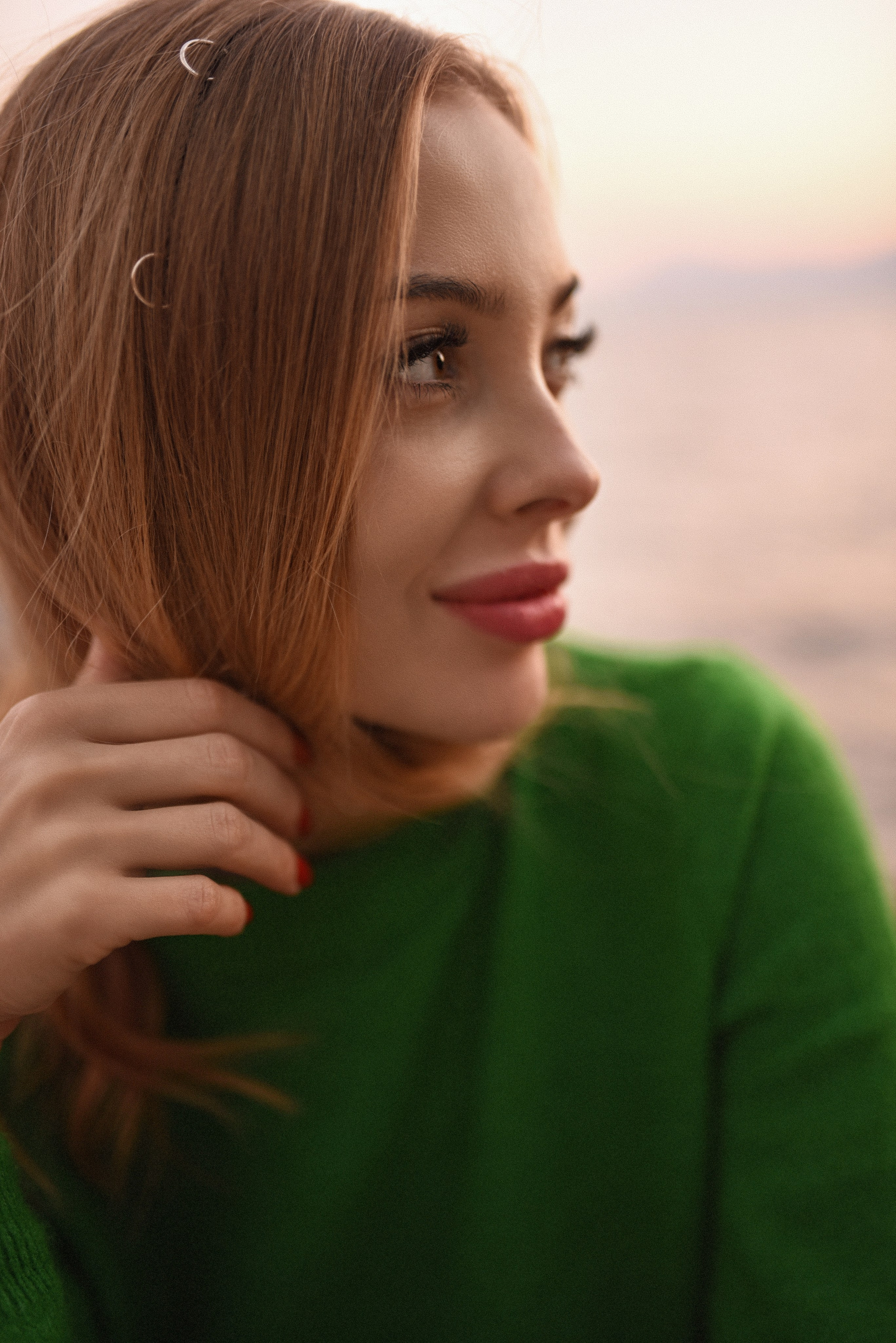 Портрет девушки на фоне заката