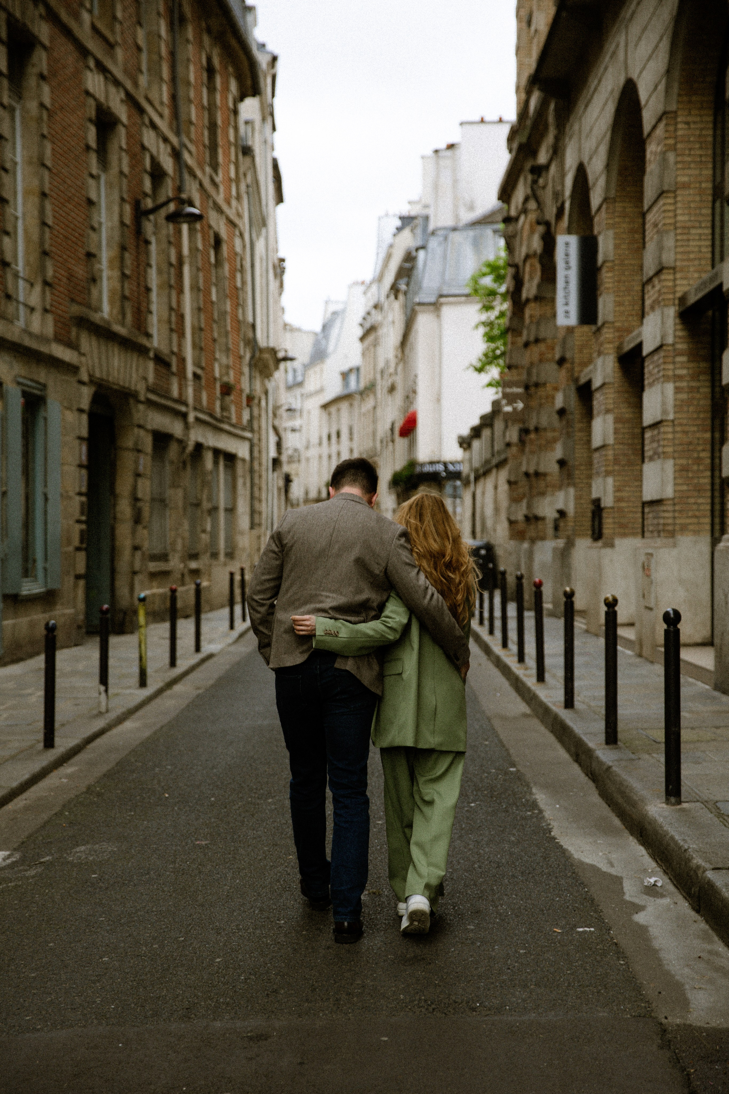 Couple Photo Walk in Paris — Romantic Lifestyle Photography. Paris Wedding Photographer