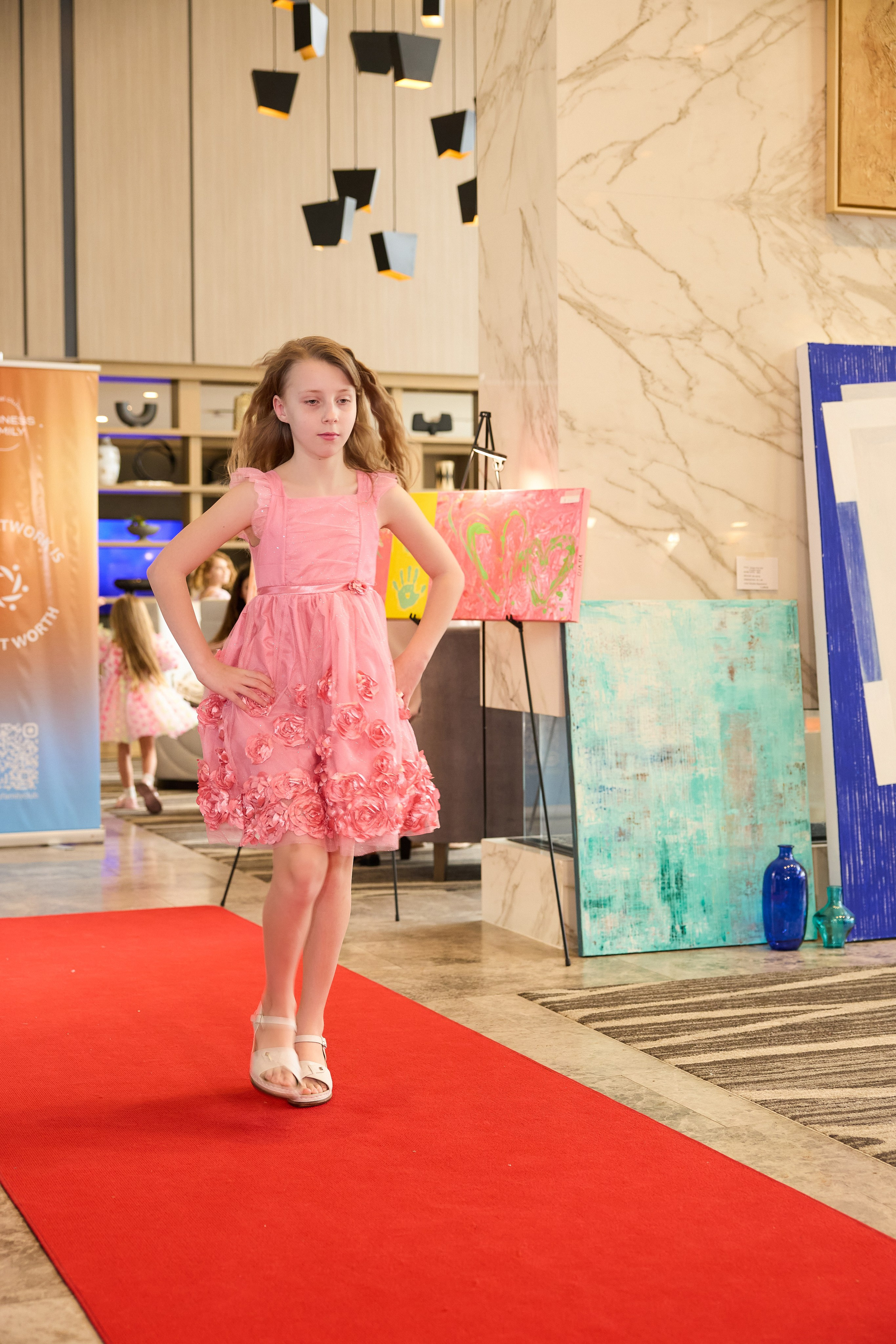 Авторская благотворительная художественная выставка Дианы Бортник. Фотограф Юлия Маковеева