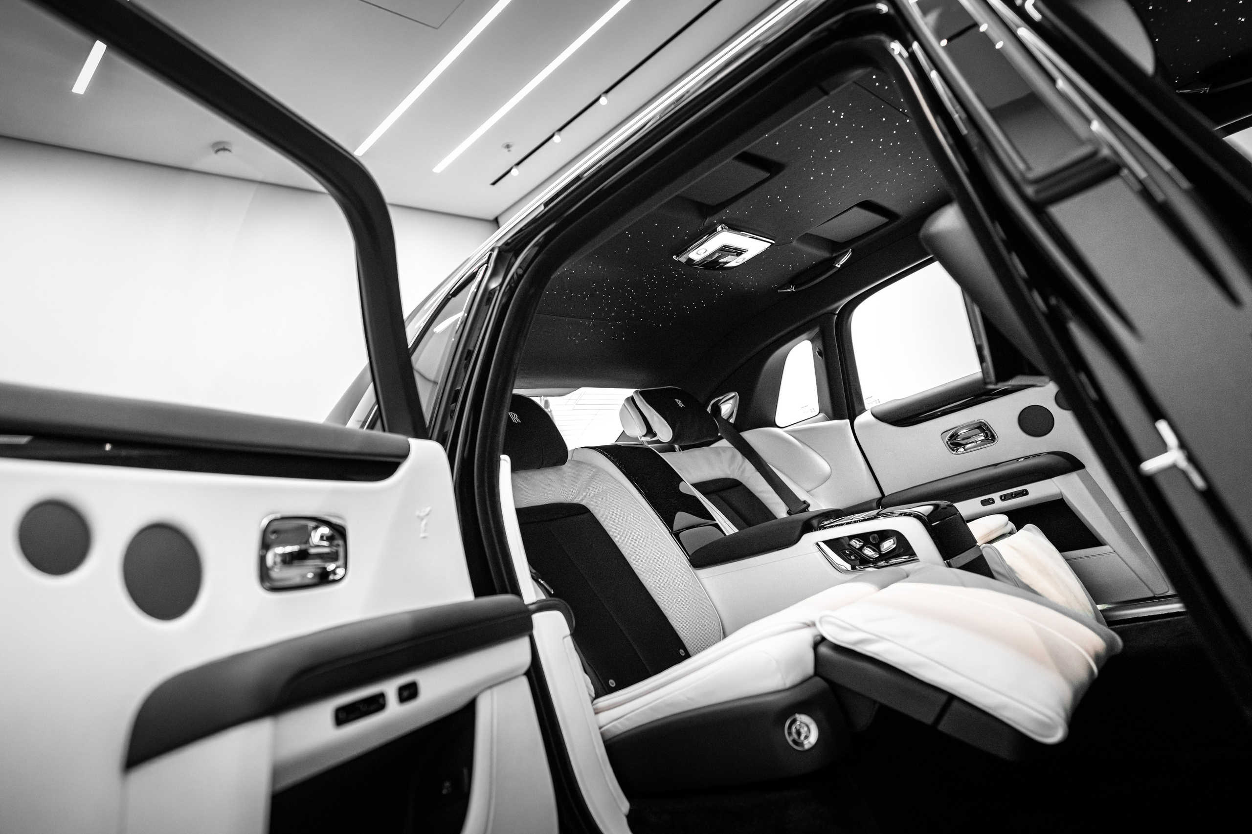 ROLLS-ROYCE. WORLDWIDE COMMERCIAL AUTOMOTIVE PHOTOGRAPHER