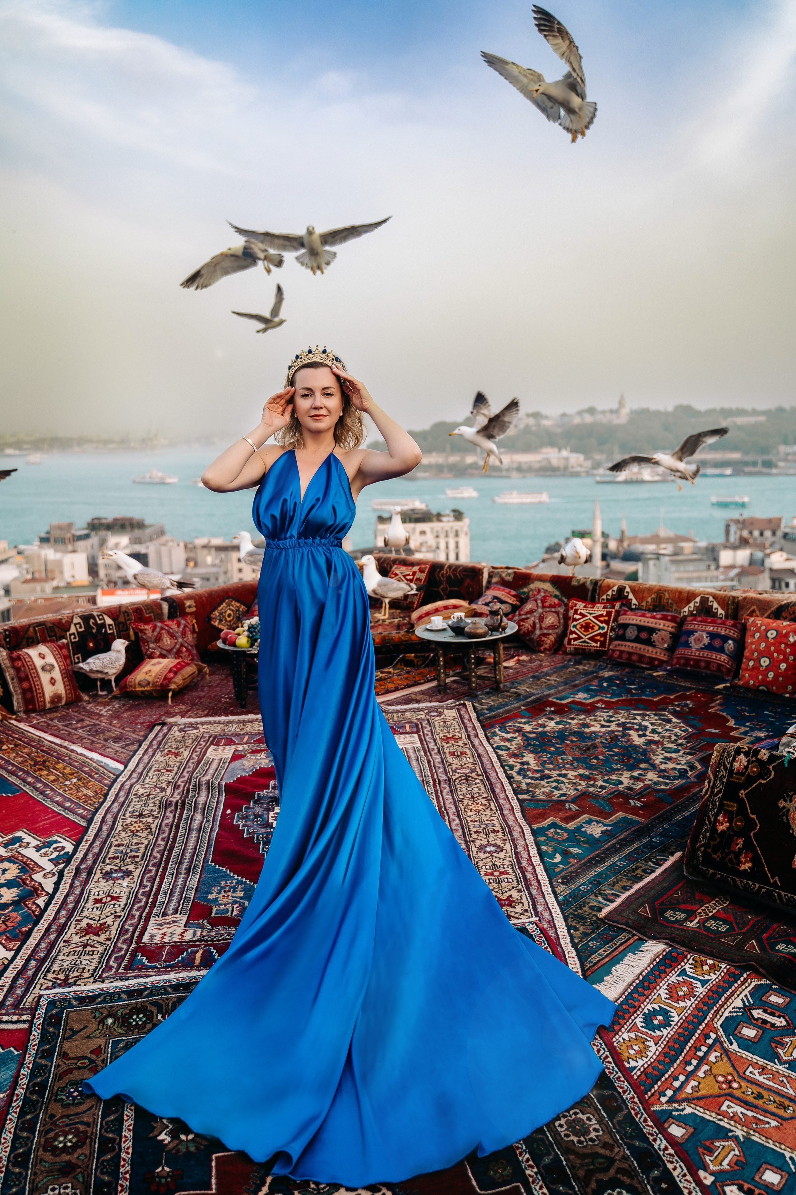 Фотосессии в дизайнерских нарядах в Стамбуле. Wedding, family and lifestyle photographer Anatoly. Photo sessions on rooftops with seagulls. Istanbul
