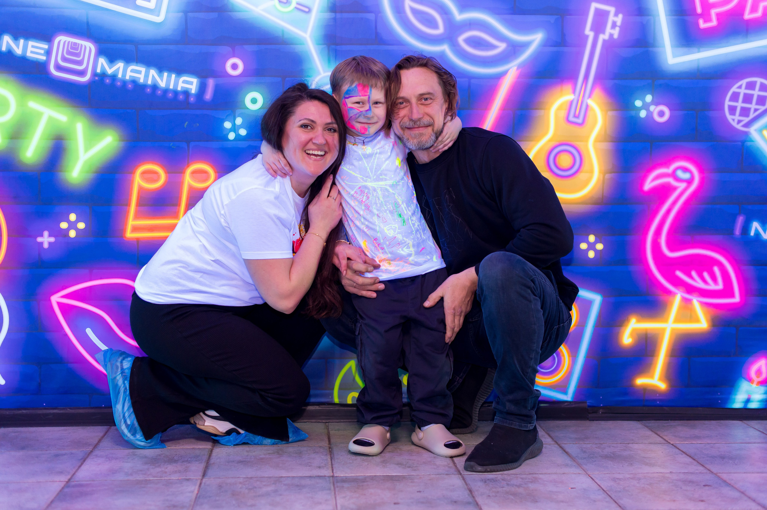 День народження в неоновій кімнаті. Фотограф Київ