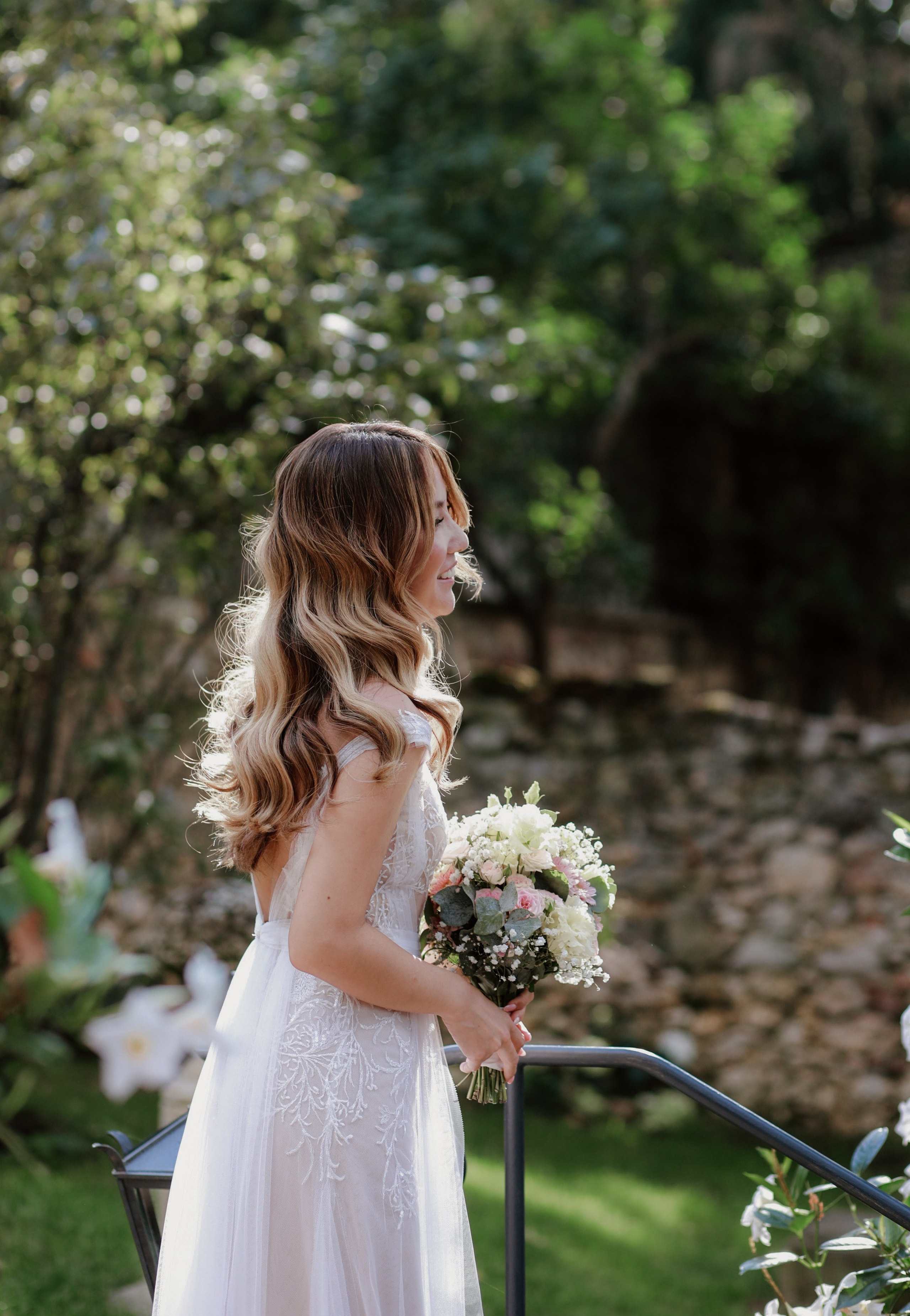 Natürliche Paarfotos im Morrhof mit mediterraner Architektur 