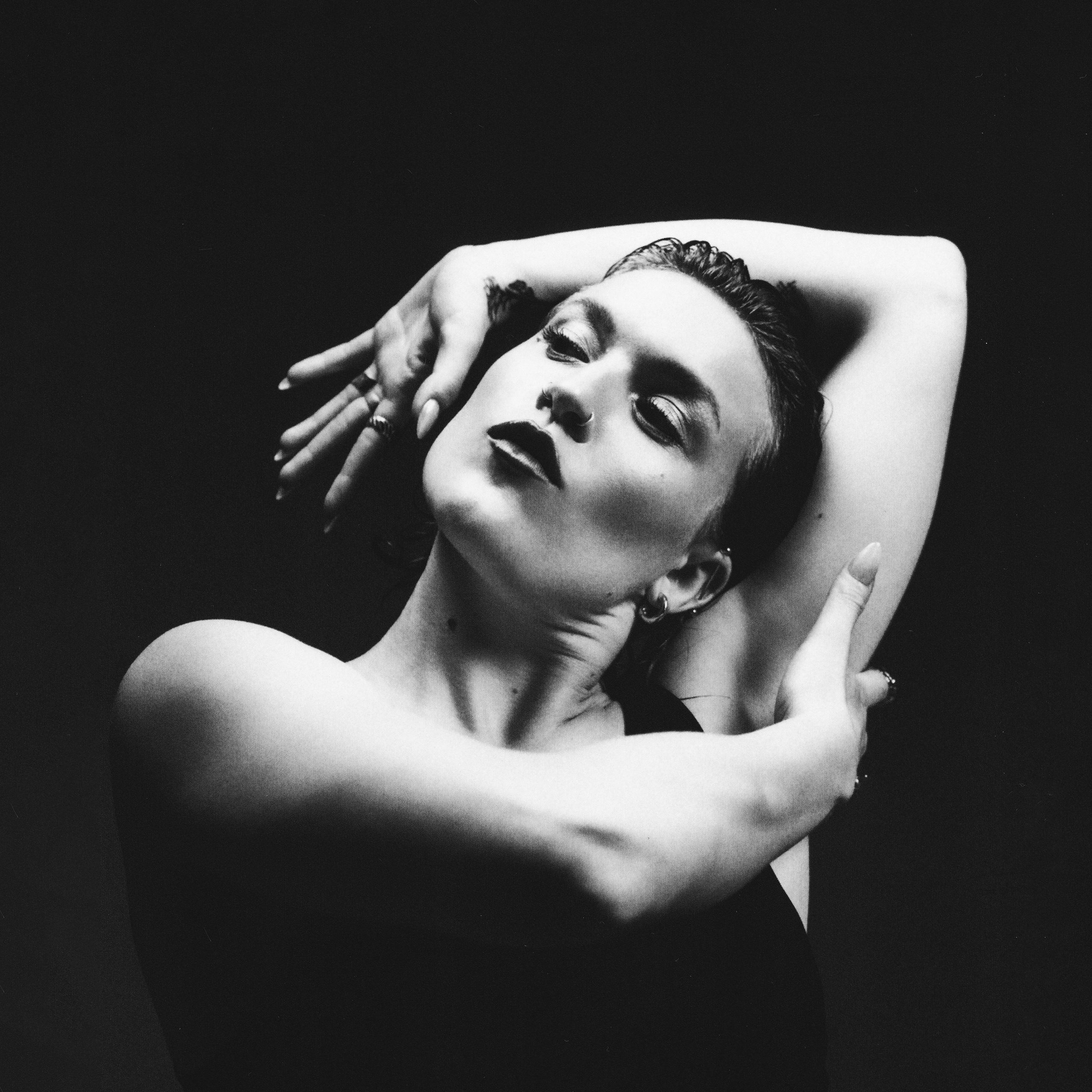 Molly Mogul prepara su álbum debut: electrónica minimalista y performance al límite del arte | FOTKAI