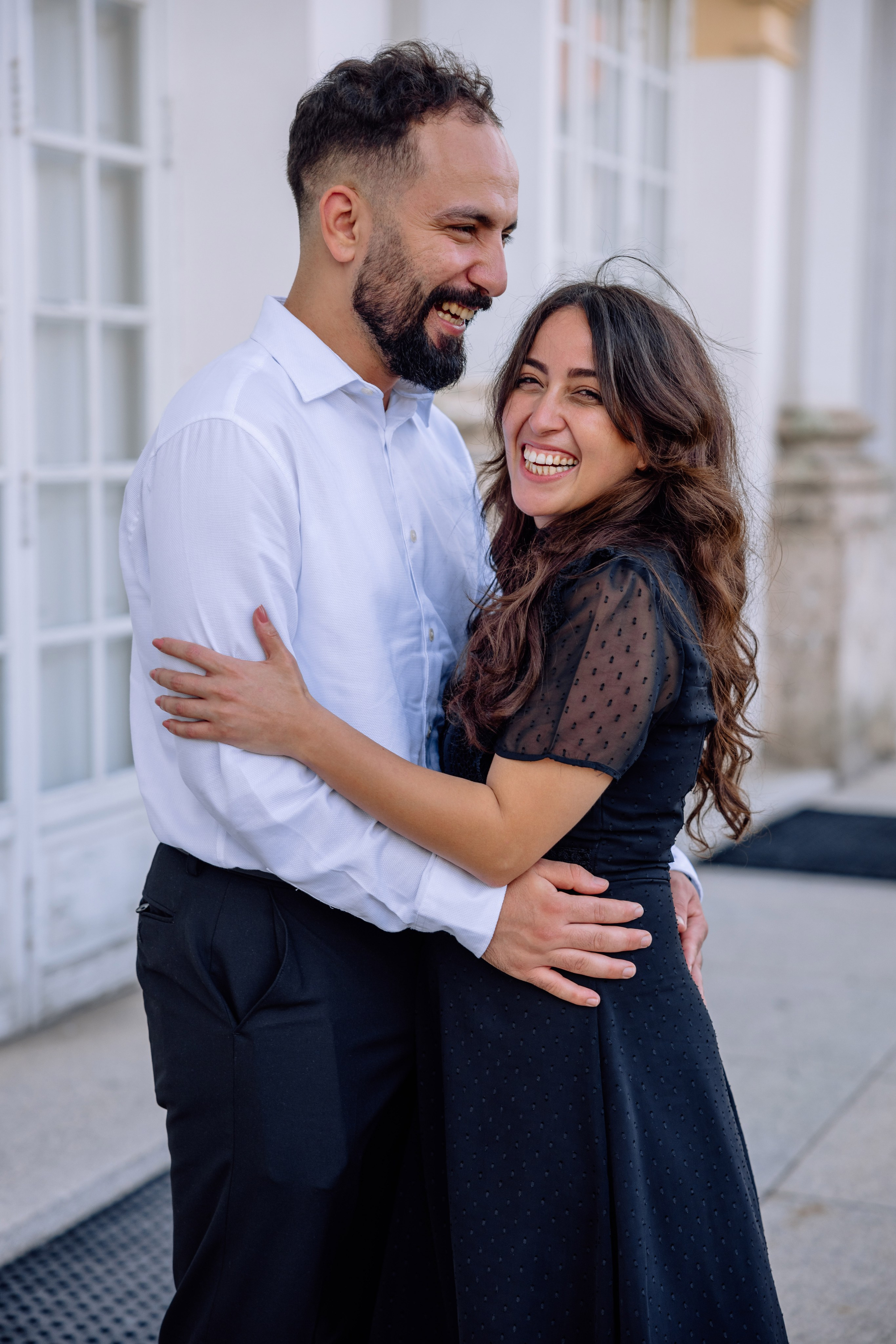 Verlobtes Paar strahlt voller Liebe und Freude vor dem Schloss Nymphenburg