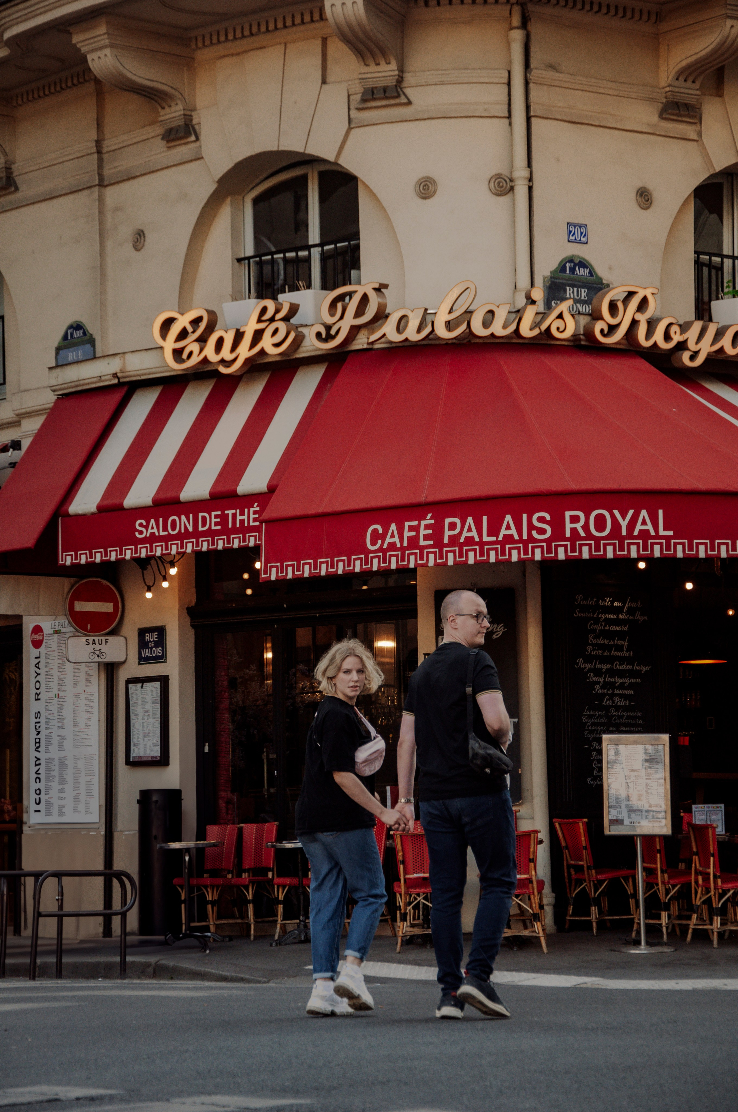 Couple photoshoot near the Louvre. Paris photographer — Polina Osipova