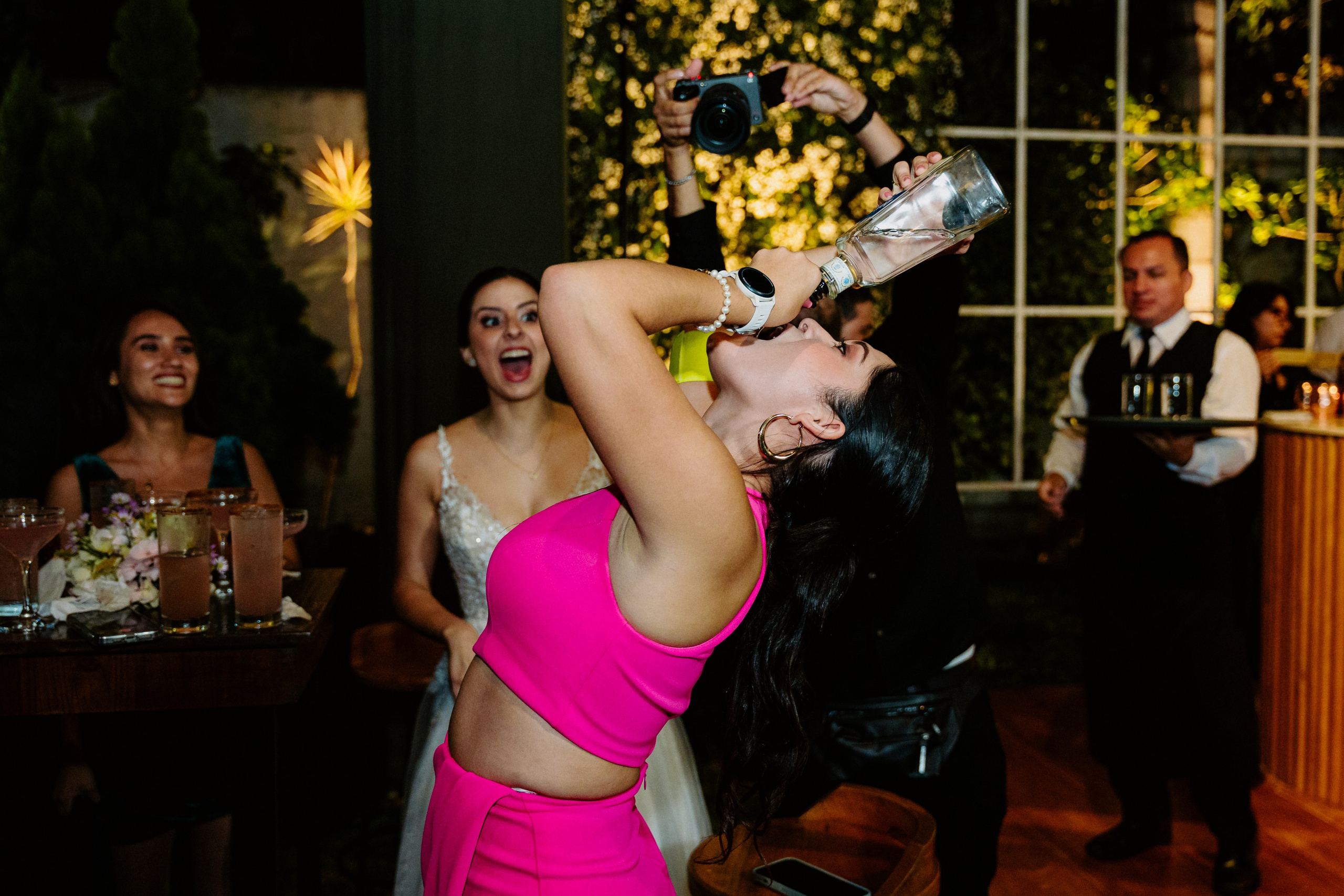 Un vistazo a la fiesta. Fotógrafo de Bodas en Lima | Ronhy Altamirano. Fotografía narrativa y cinematográfica para bodas, quinceañeras y eventos exclusivos