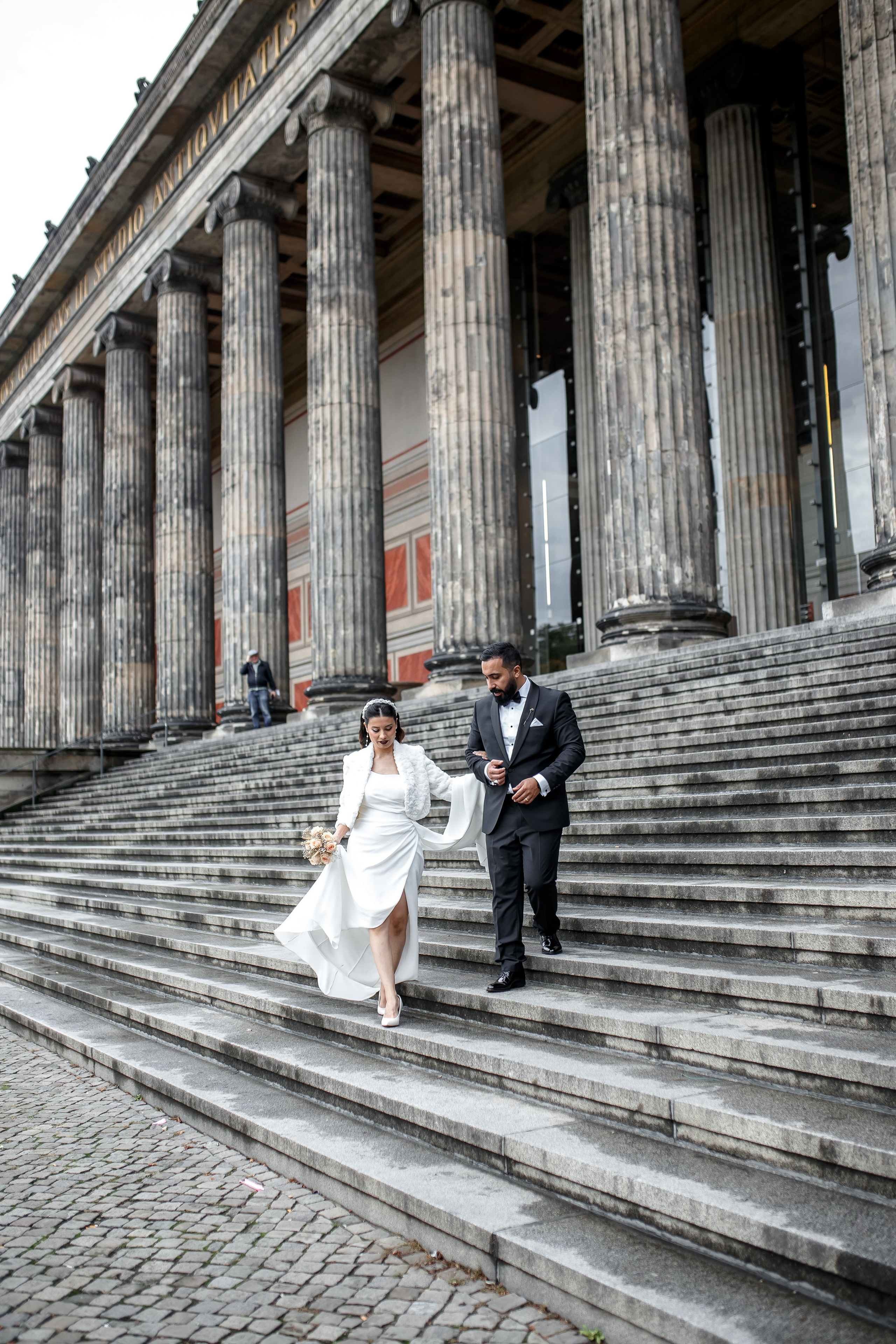  Brautpaar auf den Stufen eines Berliner Monuments – Hochzeitsfotograf Berlin | Nataliia Schütze 