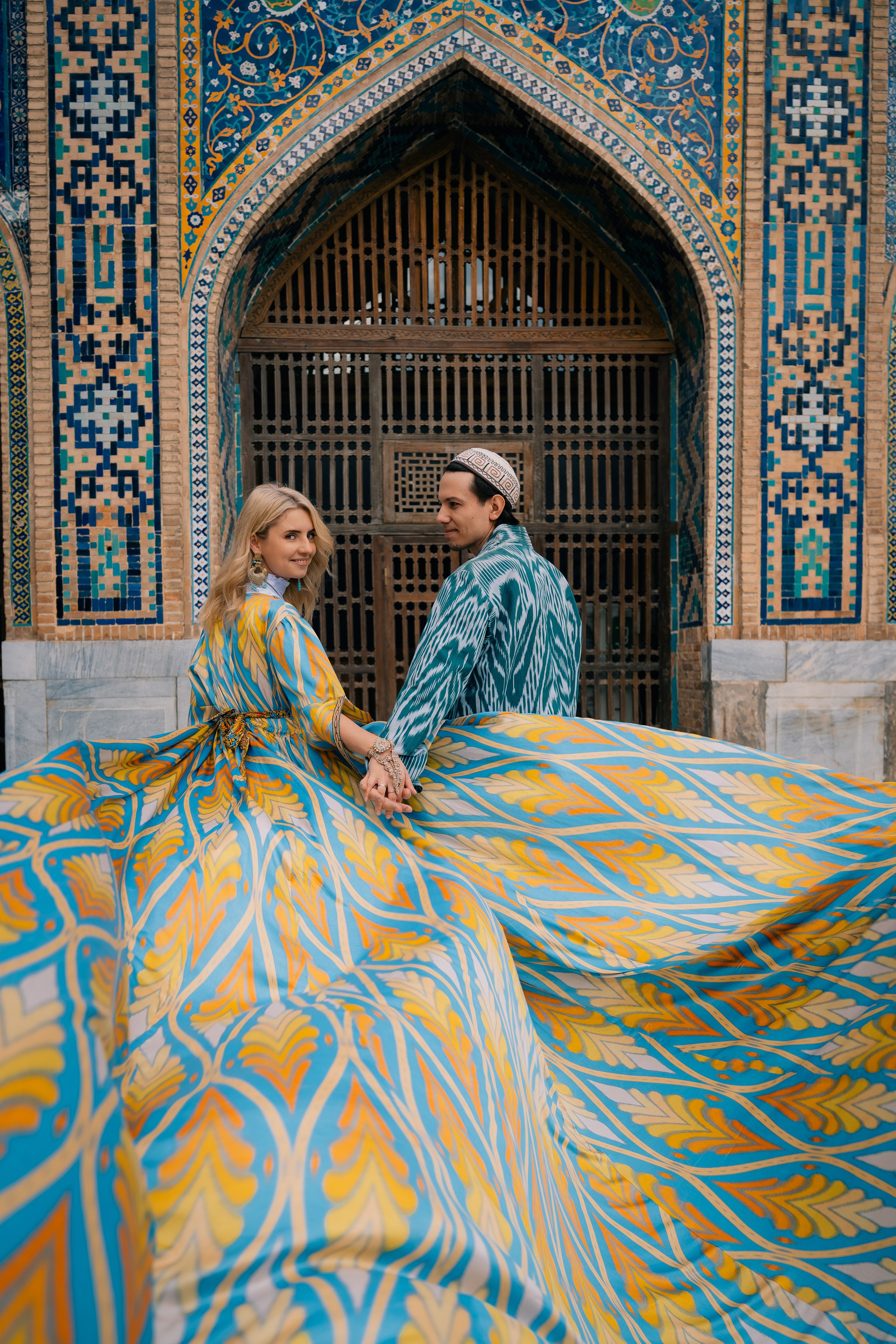 Традиционные узбекские костюмы, историческая локация Регистан.