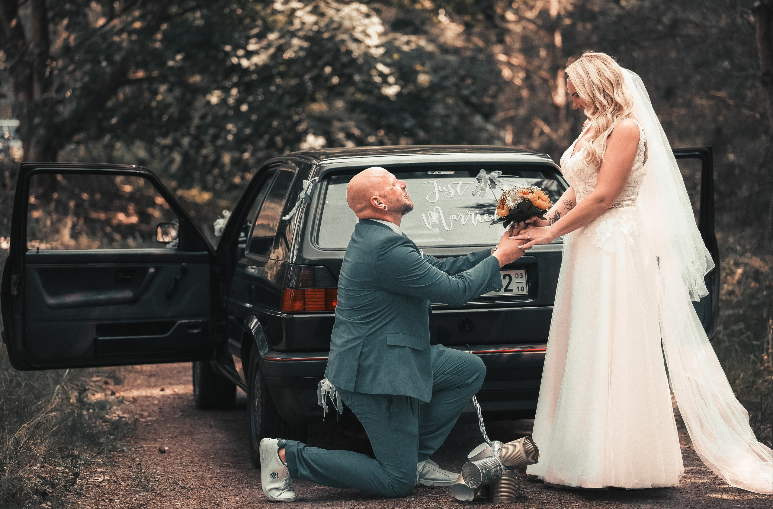 Hochzeitsfotograf Berlin, After Wedding Shooting Berlin, emotionale Hochzeitsfotos Berlin, Romantische Hochzeitsfotos mit Auto nach der Trauung in Berlin