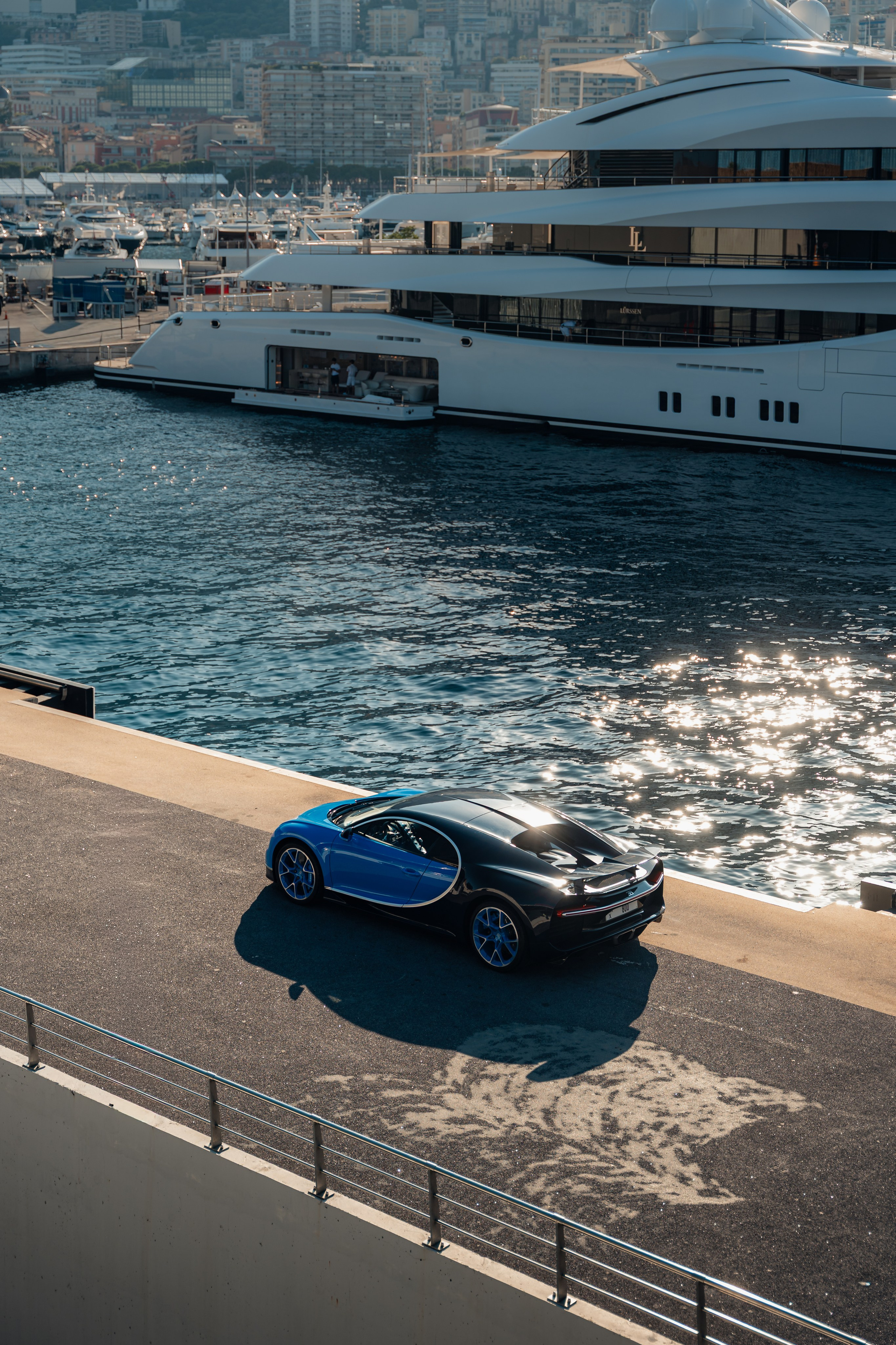 Bugatti Chiron. Photographer in Paris — Vitalii Motruk