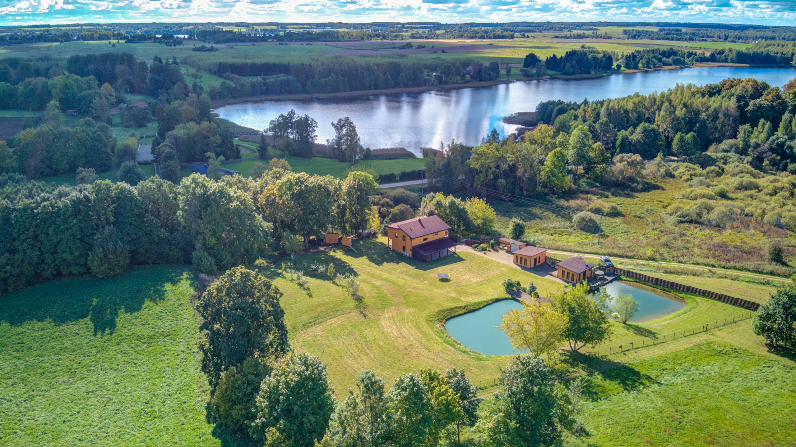 Sadyba Vinliaus r. prie ežero. Elina Sapiega fotografė Vilniuje