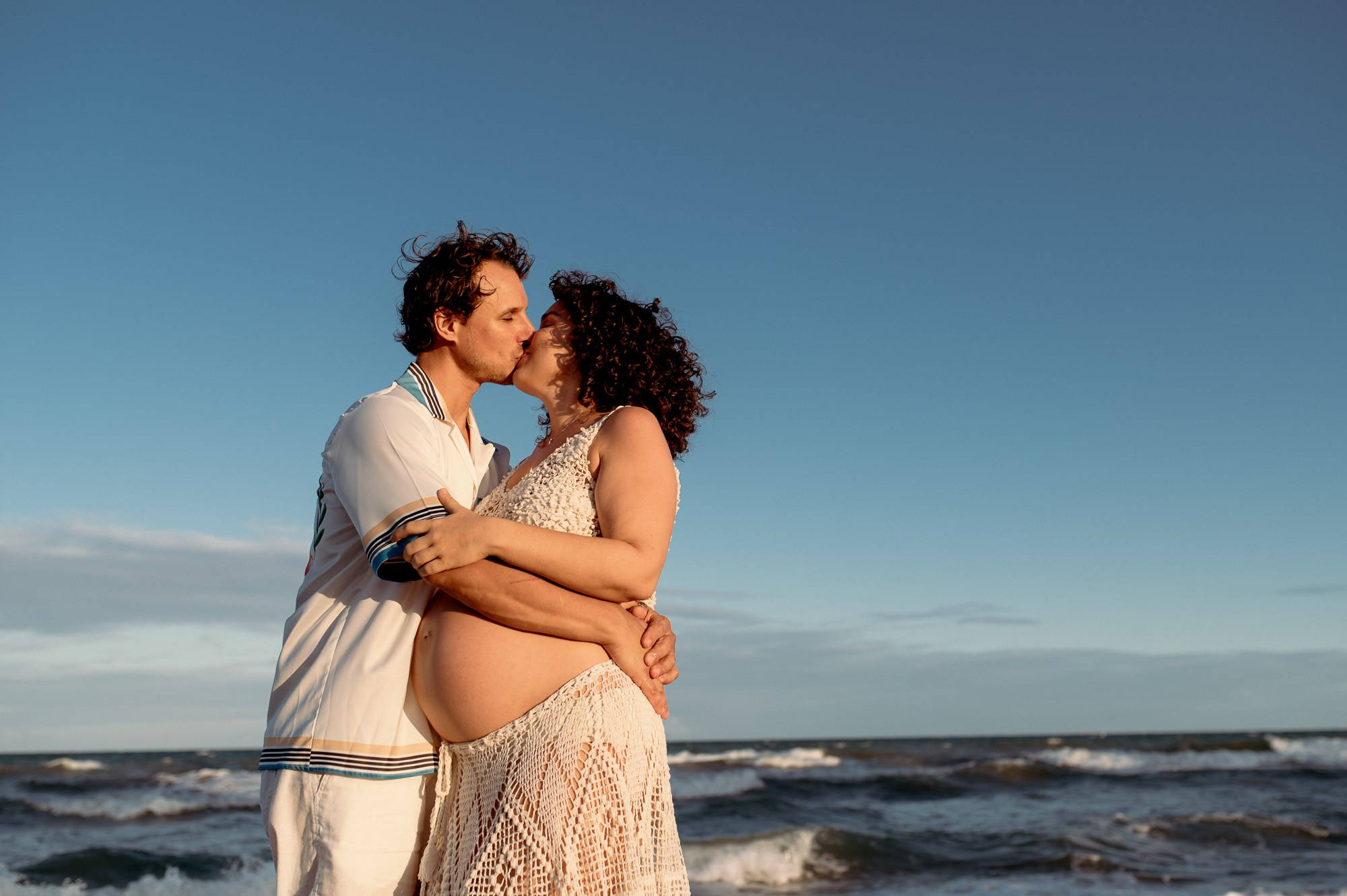 Ensaio Gestante — Praia do forte. Água Carmim Fotografia
