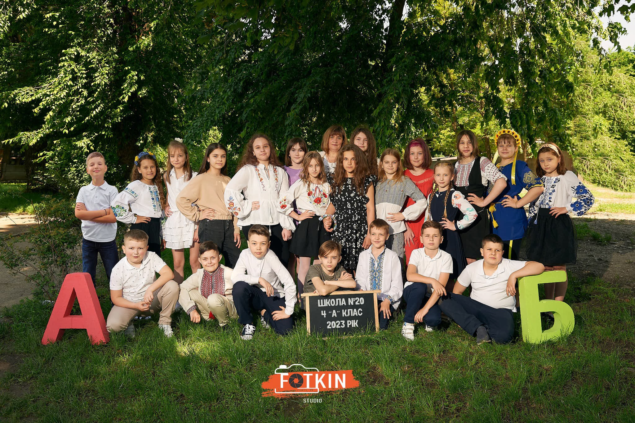 Випускні фотоальбоми для 4 класу Київ та область. Випускні альбоми фотокниги Київ та Дніпро