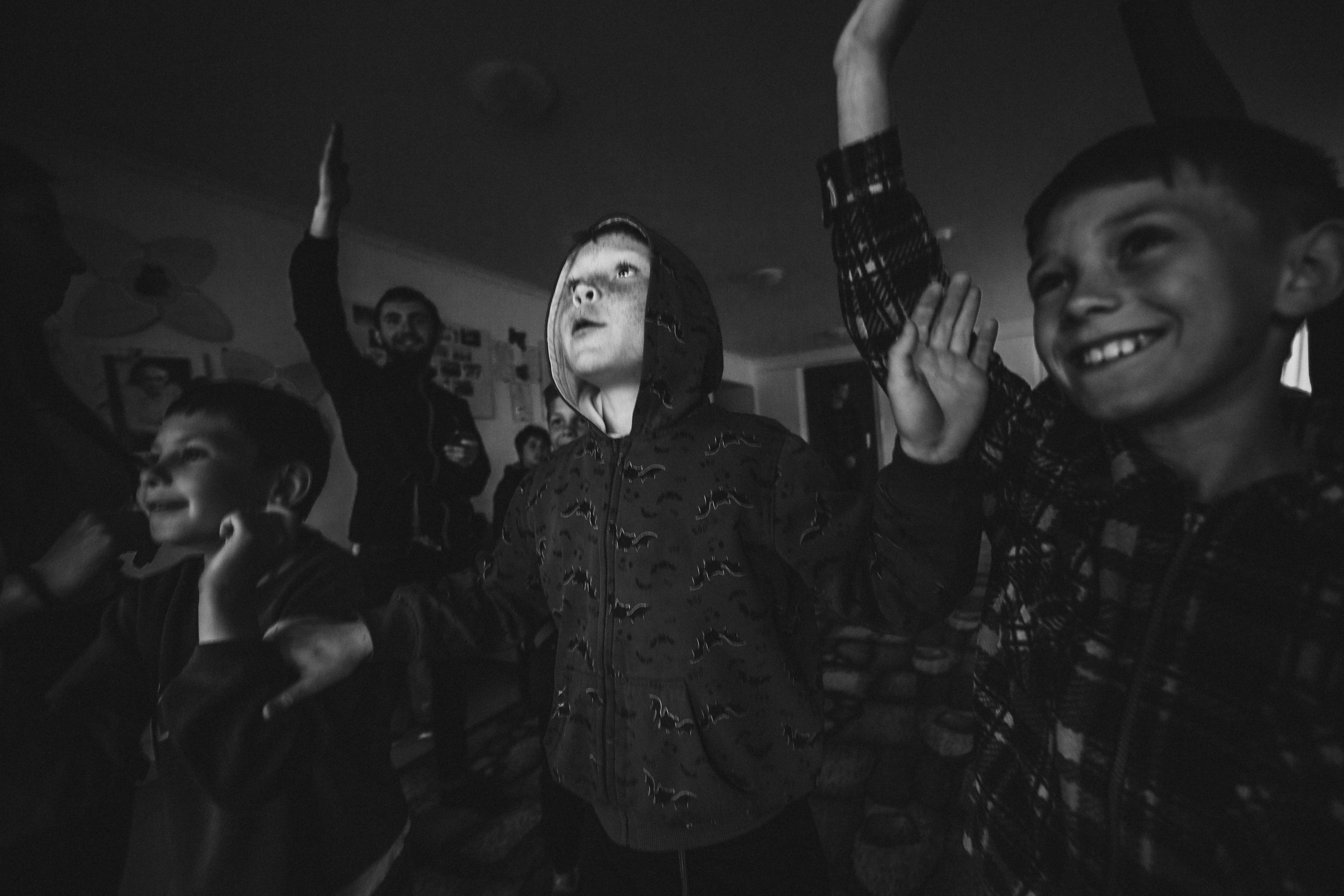 Пробивающийся мальчик сквозь сверстников чёрно-белая Детский дом портрет  социальная фотография