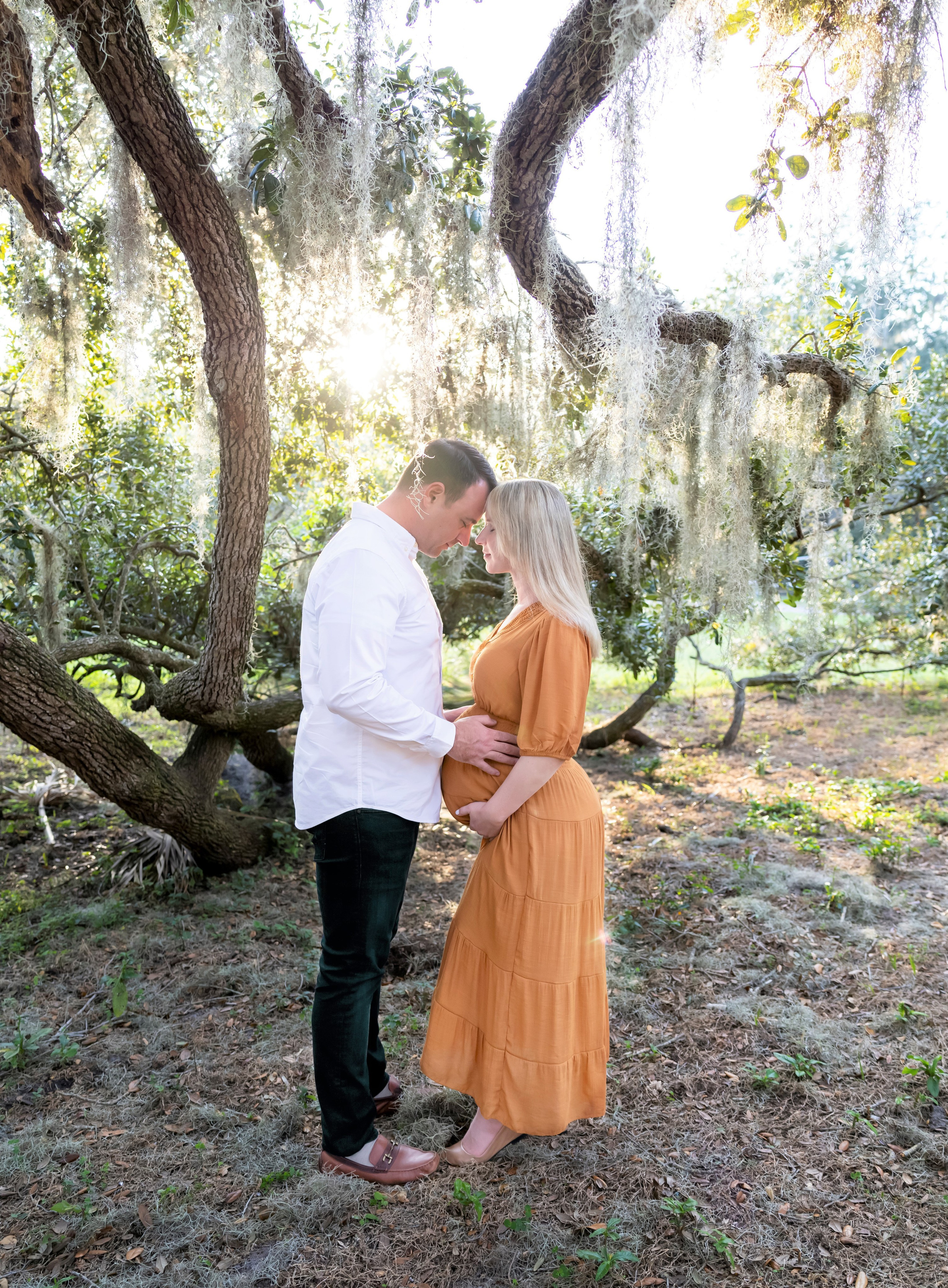 maternity couple photo in the park