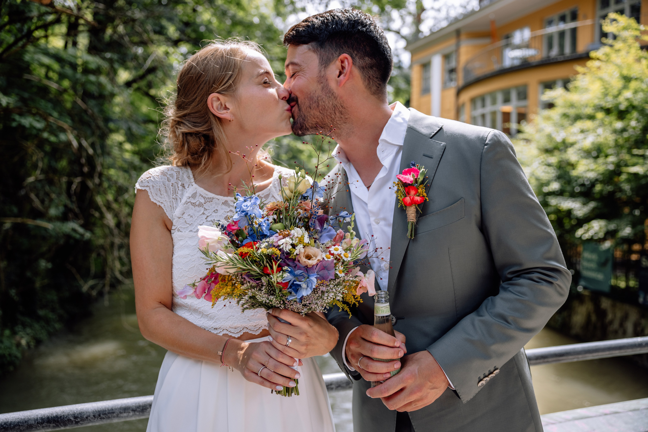 Sommerliche Hochzeitsfotos im Standesamt Mandlstraße & Schwabing. Hochzeitsfotograf München Taufe Familienfotograf Tanja Mauke
