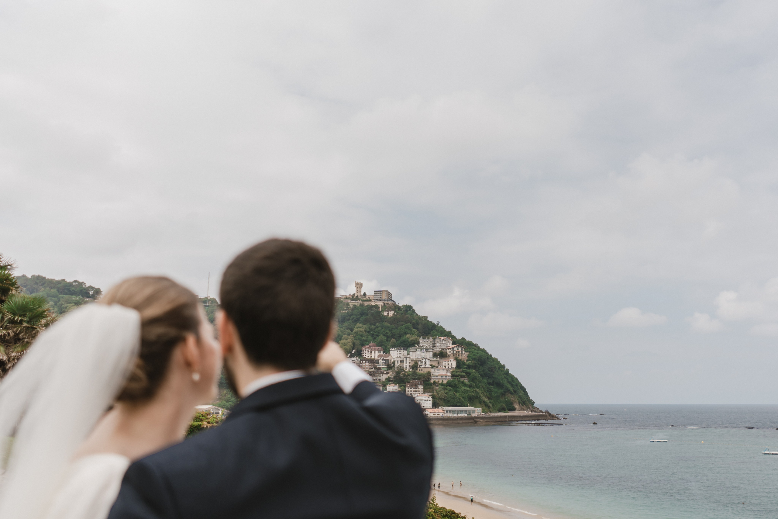 Elegancia y alegría familiar. Boda de Andrés y Lucía en San Sebastián. Holigood foto y video reportaje de bodas en San Sebastián y Europa