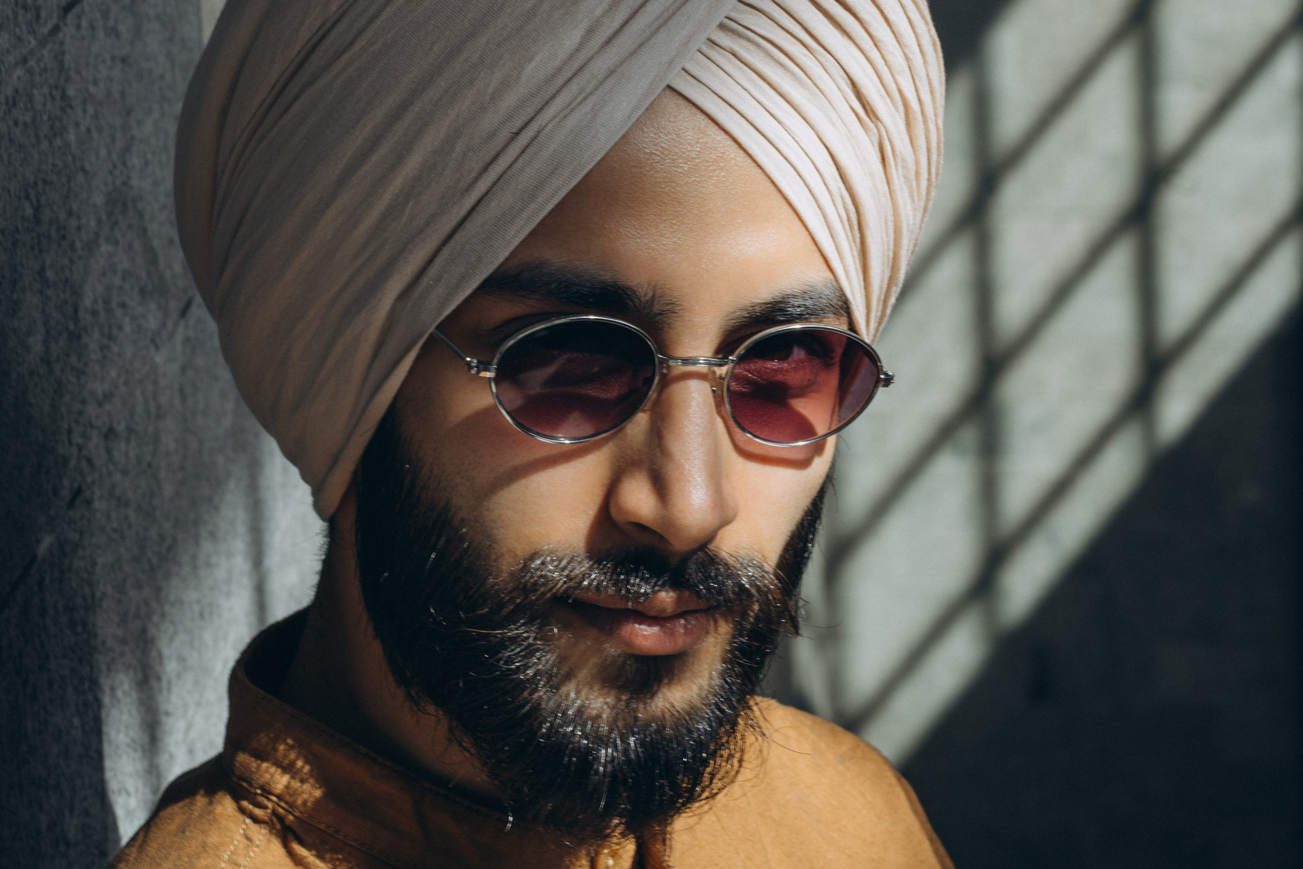 Künstlerisches Portrait eines Mannes mit Turban und Sonnenbrille – kreative Portraitfotografie Dresden