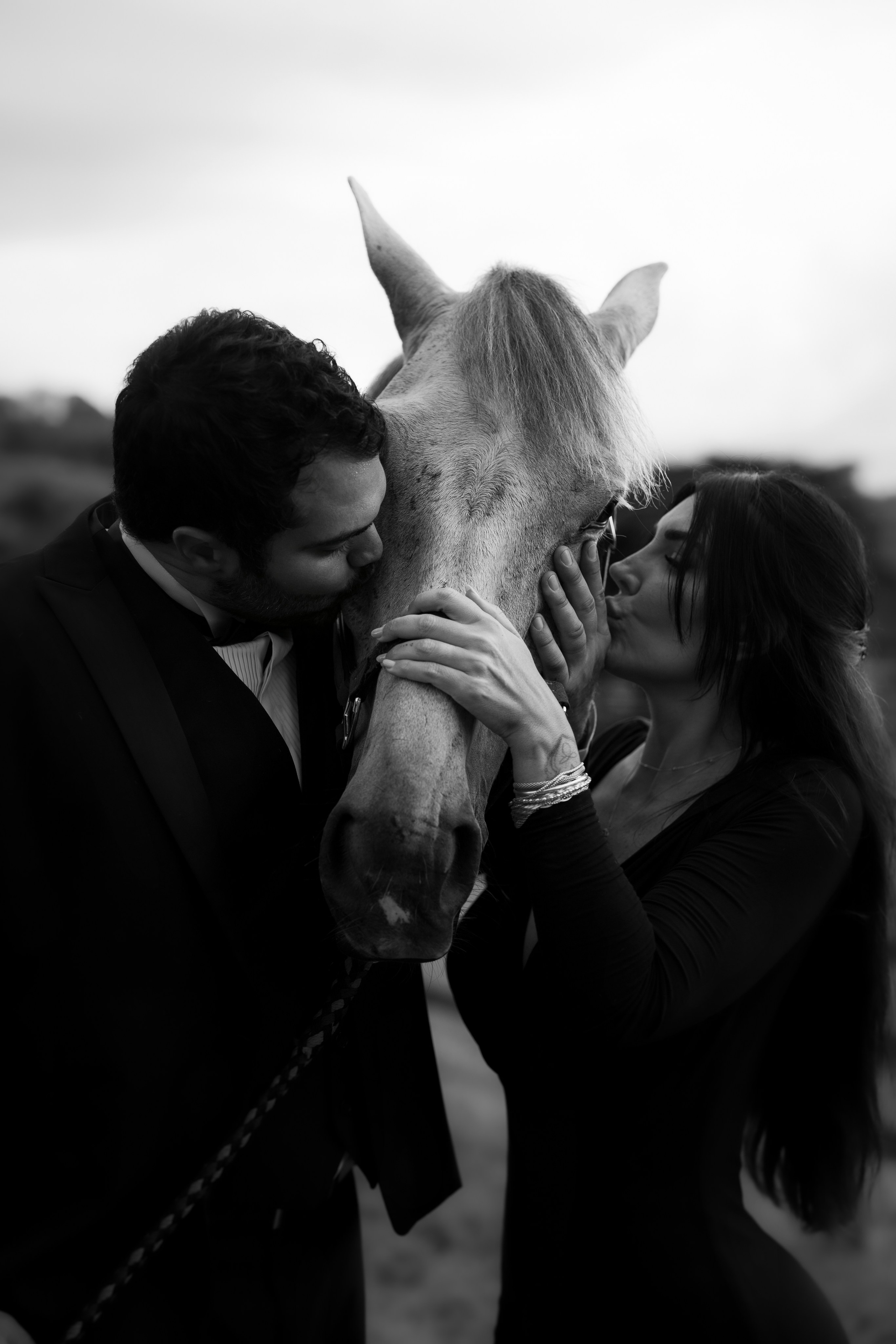 Inspiração para ensaio pré-wedding com cavalo e atmosfera cinematográfica. Sara e Rafael escolheram uma sessão com linguagem editorial, composição minimalista e fotografia autoral em Minas Gerais.