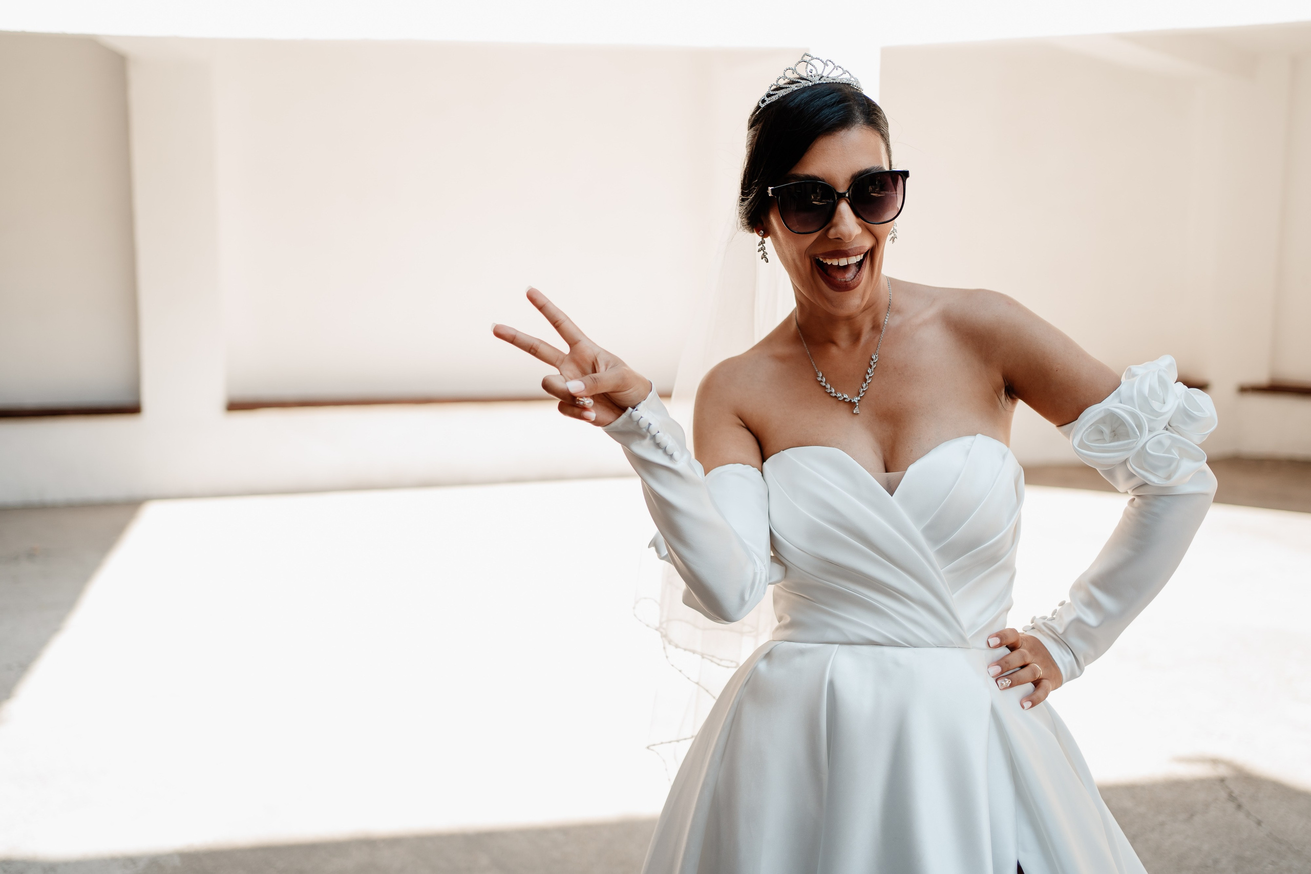 Moment emoționant între miri în ziua nunții, surprins într-un cadru natural și romantic, in Bucuresti. Fotografie de nuntă profesională, editată artistic pentru a evidenția emoția și eleganța evenimentului.