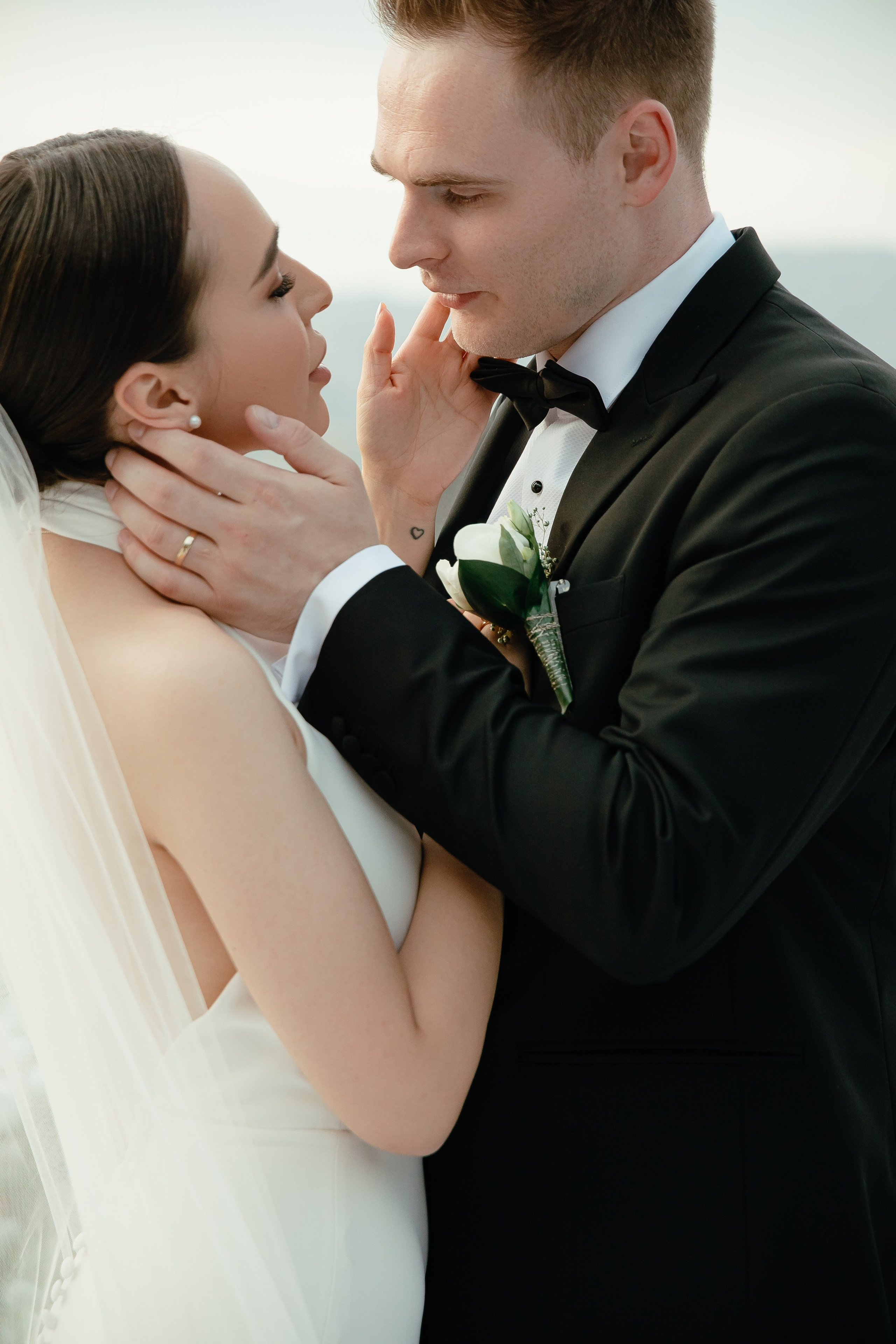 Thomas & Suyumbika. Главная