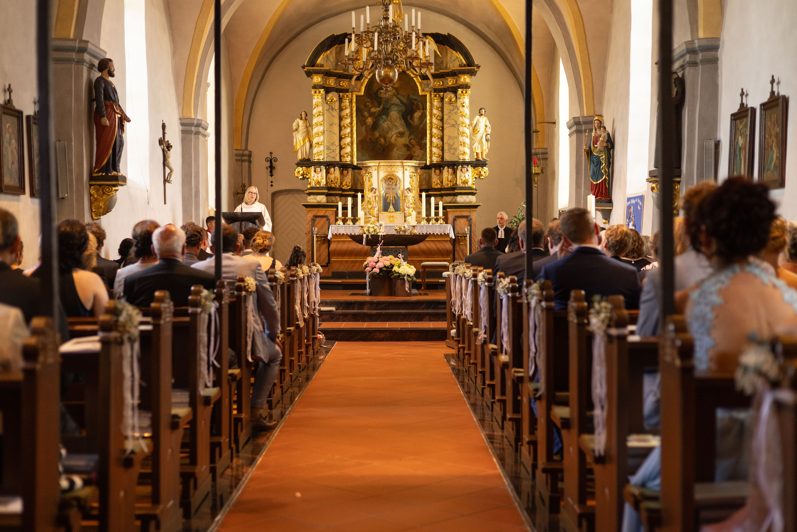 „Kirchliche Hochzeit in Bippen: Segnung des Brautpaares, eingefangen in professionellem Hochzeitsvideo.“