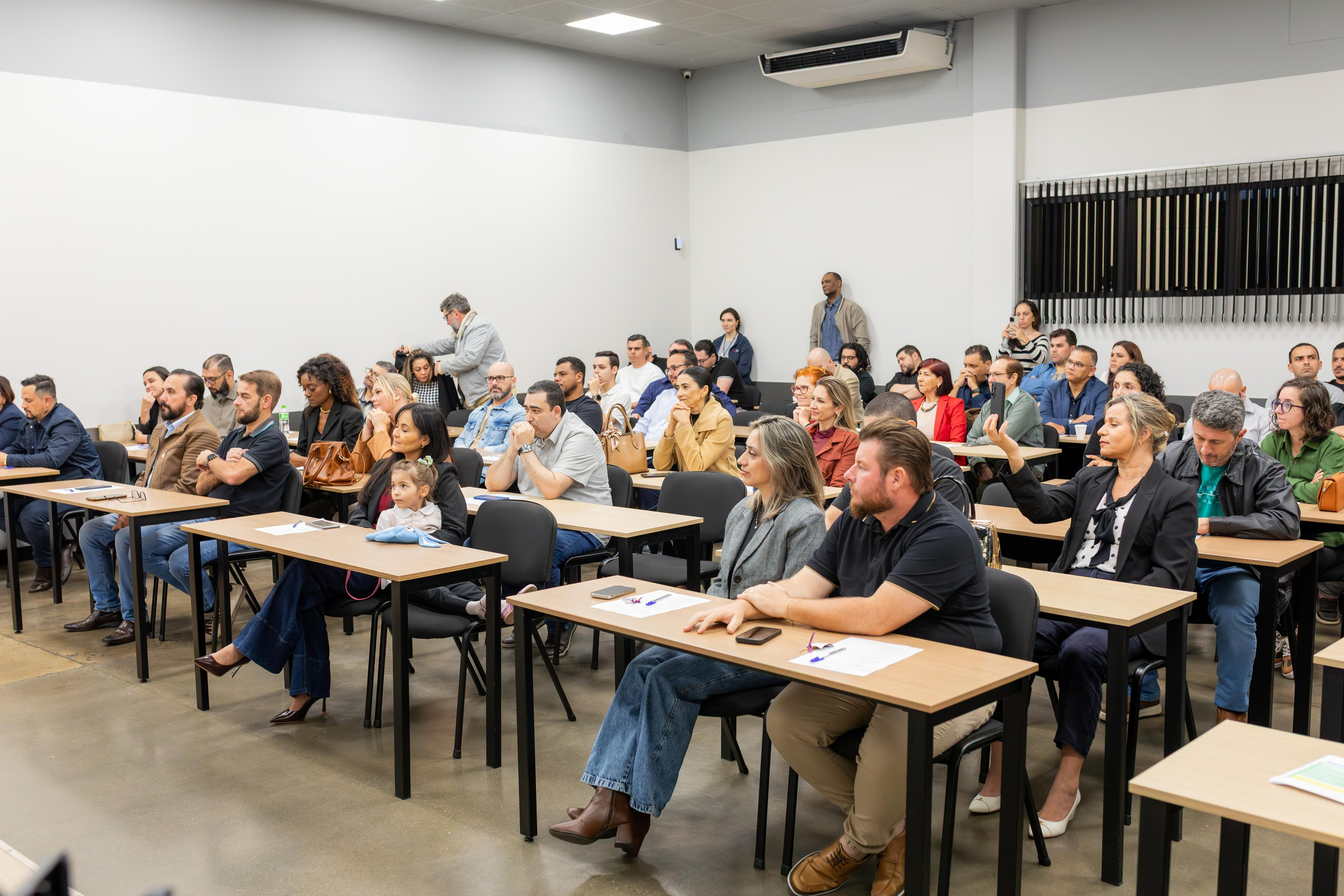 Fotografia de evento corporativo em Joinville - Auditório e público durante treinamento por Lenofotografia