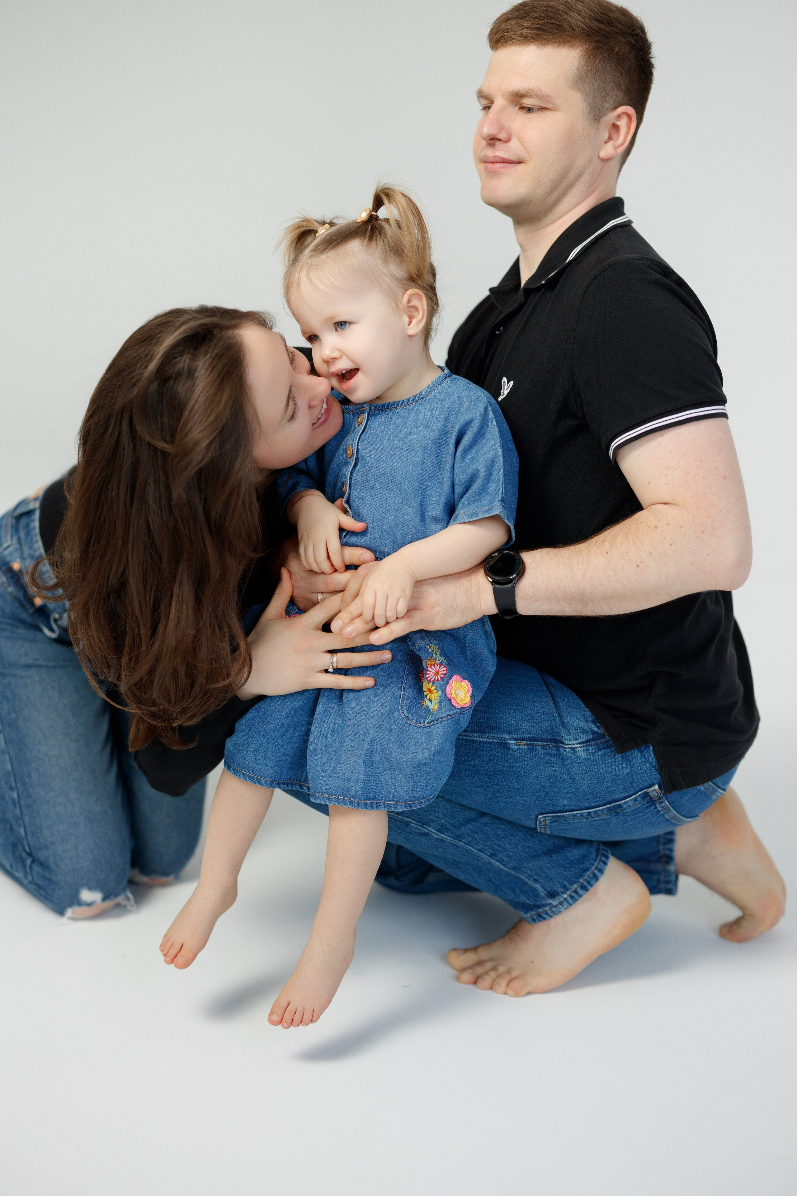 Ședință Foto de Familie — Stil Minimalist pe Fundal Alb. Scarlat Photography