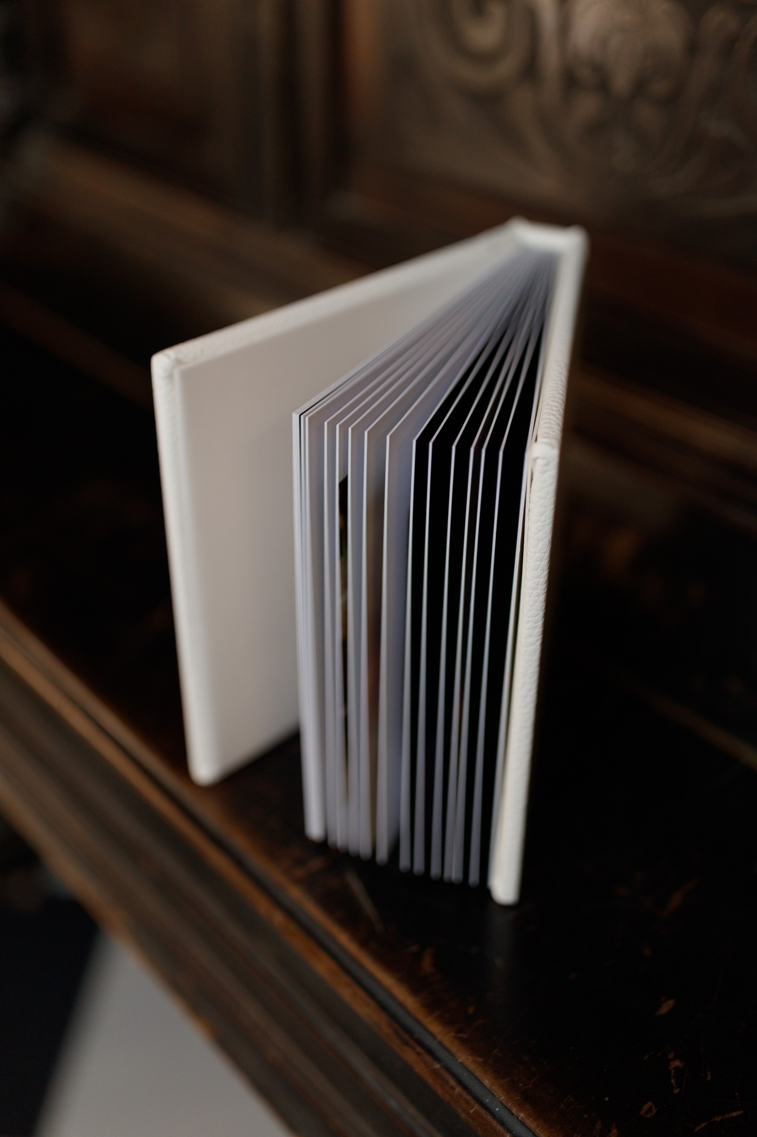 Albume de Nuntă cu Copertă din Eco-Piele Albă –  Eleganță, Lumină și Emoție. Scarlat Photography