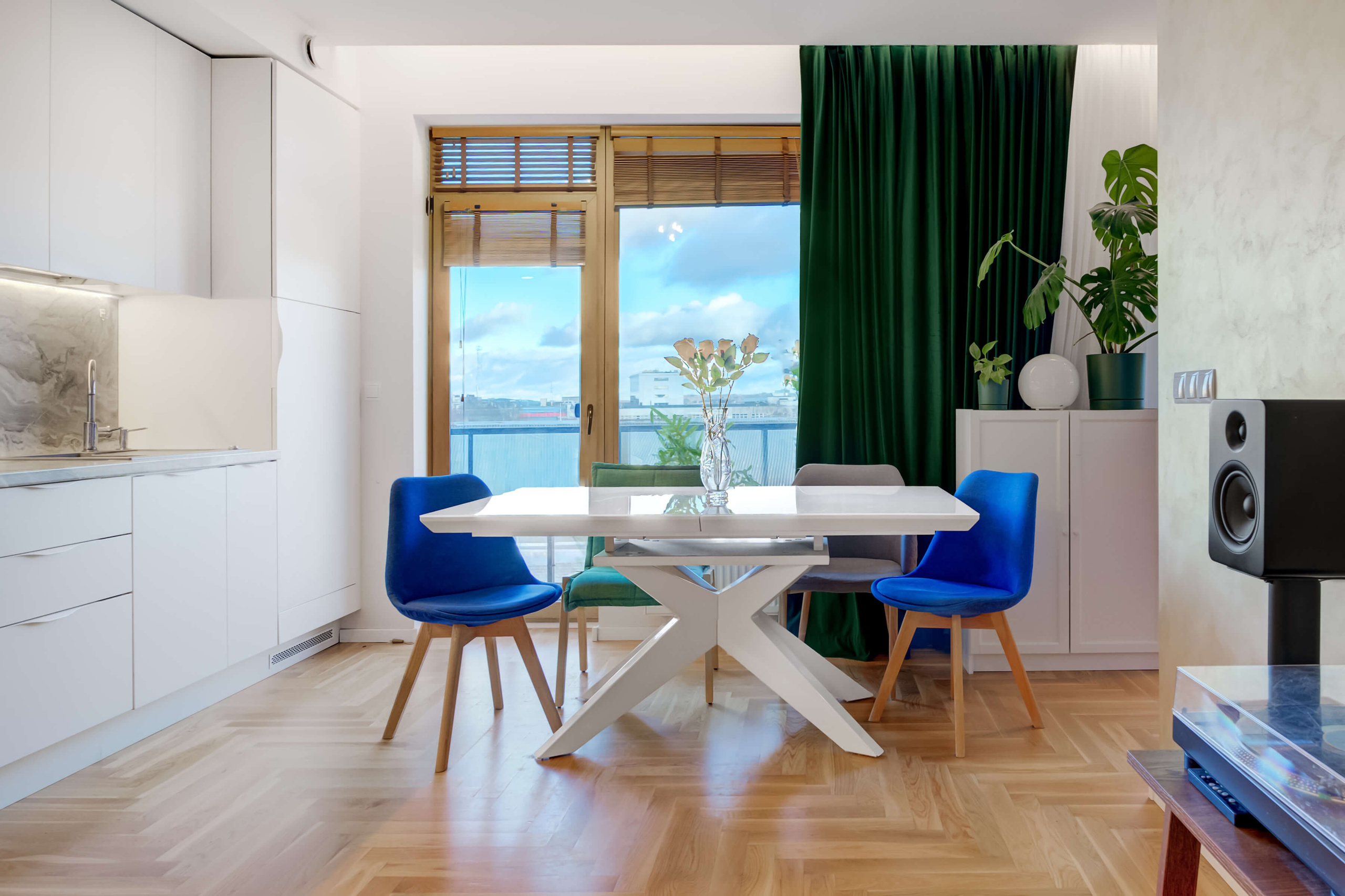 Šviesos pilna svetainė su tikromis medinėmis durimis ir naujausia namų kino sistema