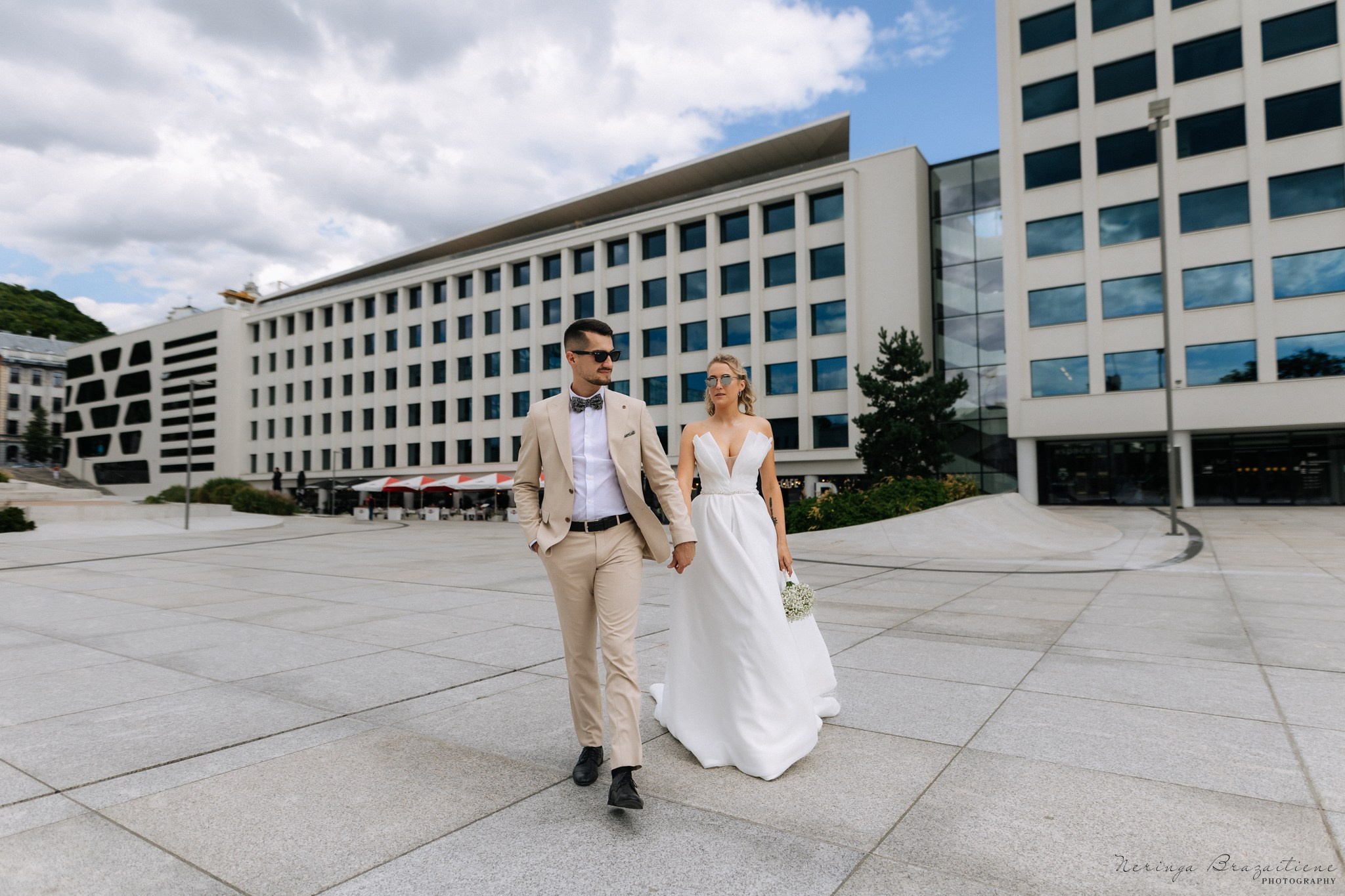 Vestuvinė fotosesija Kaune, Vienybės aikštėje, prie Lietuvos banko