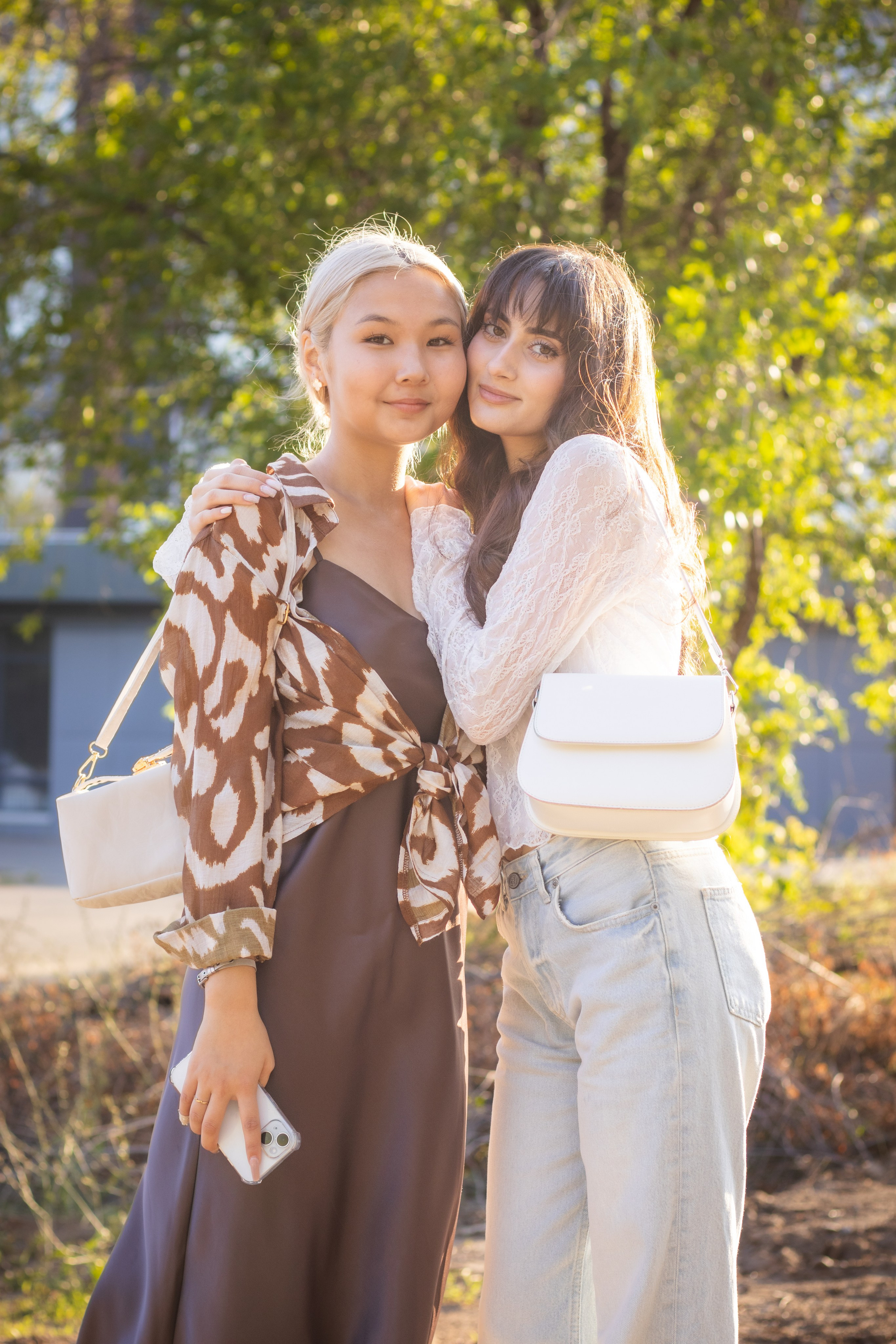 Filmová street fotografie v Praze při západu slunce, styl Aldiyara Ramazana.