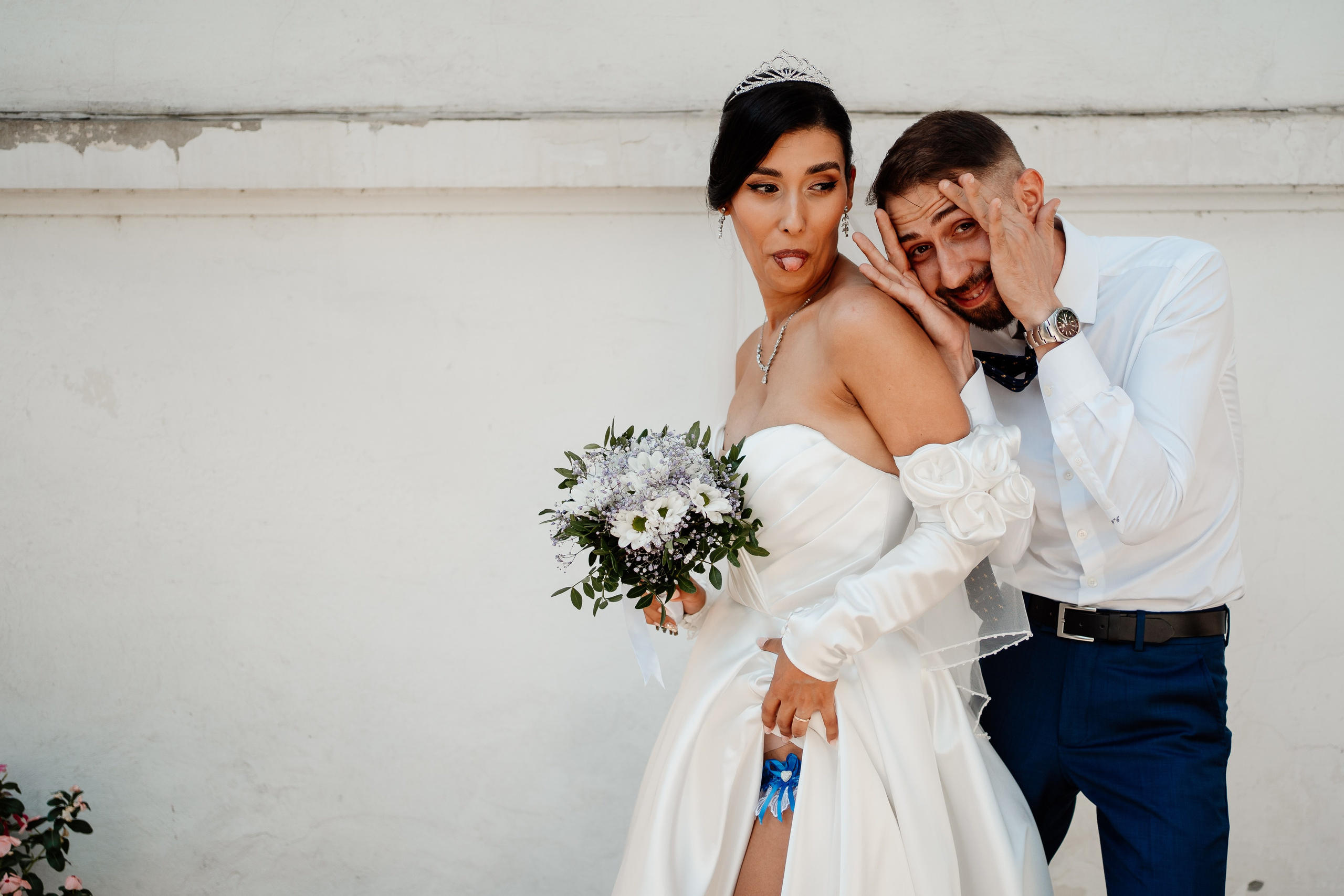 Moment emoționant între miri în ziua nunții, surprins într-un cadru natural și romantic, in Bucuresti. Fotografie de nuntă profesională, editată artistic pentru a evidenția emoția și eleganța evenimentului.