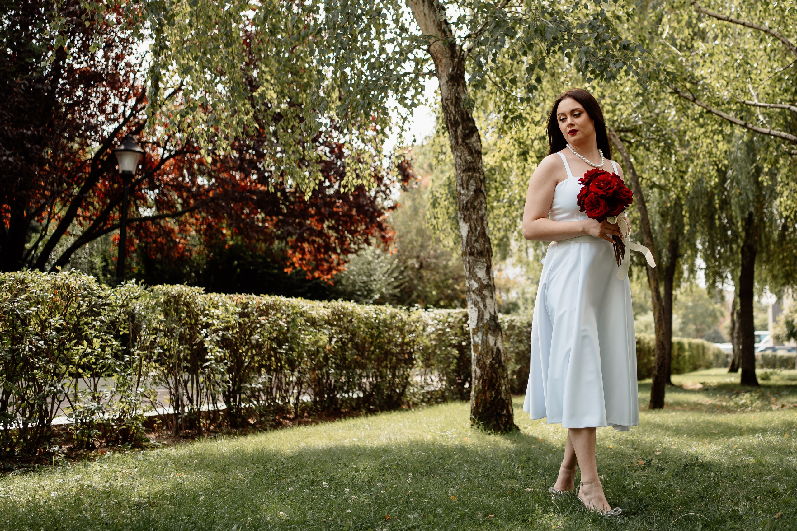 Miri fericiți în fața oficiului stării civile din Ilfov, celebrând începutul unei noi vieți împreună. Fotografie de cununie civilă, capturând naturalețea și bucuria momentului special.