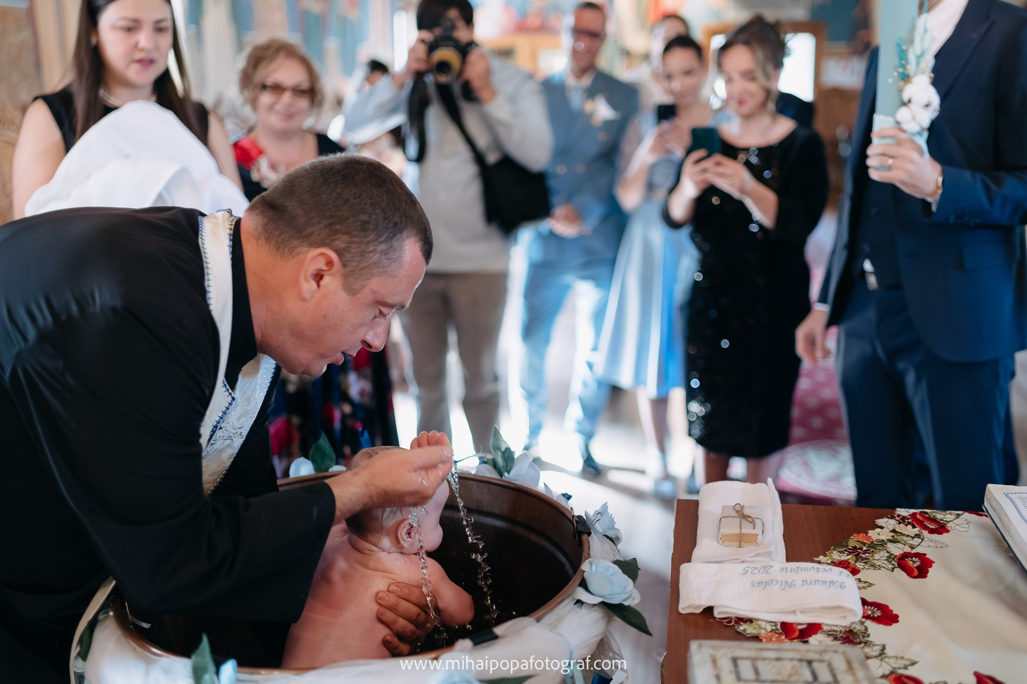 Fotograf de botez în Bucuresti| Mihai Popa Fotograf. Fotograf Nuntă & Botez București - Mihai Popa | Dincolo de oameni, imortalizez emoții!