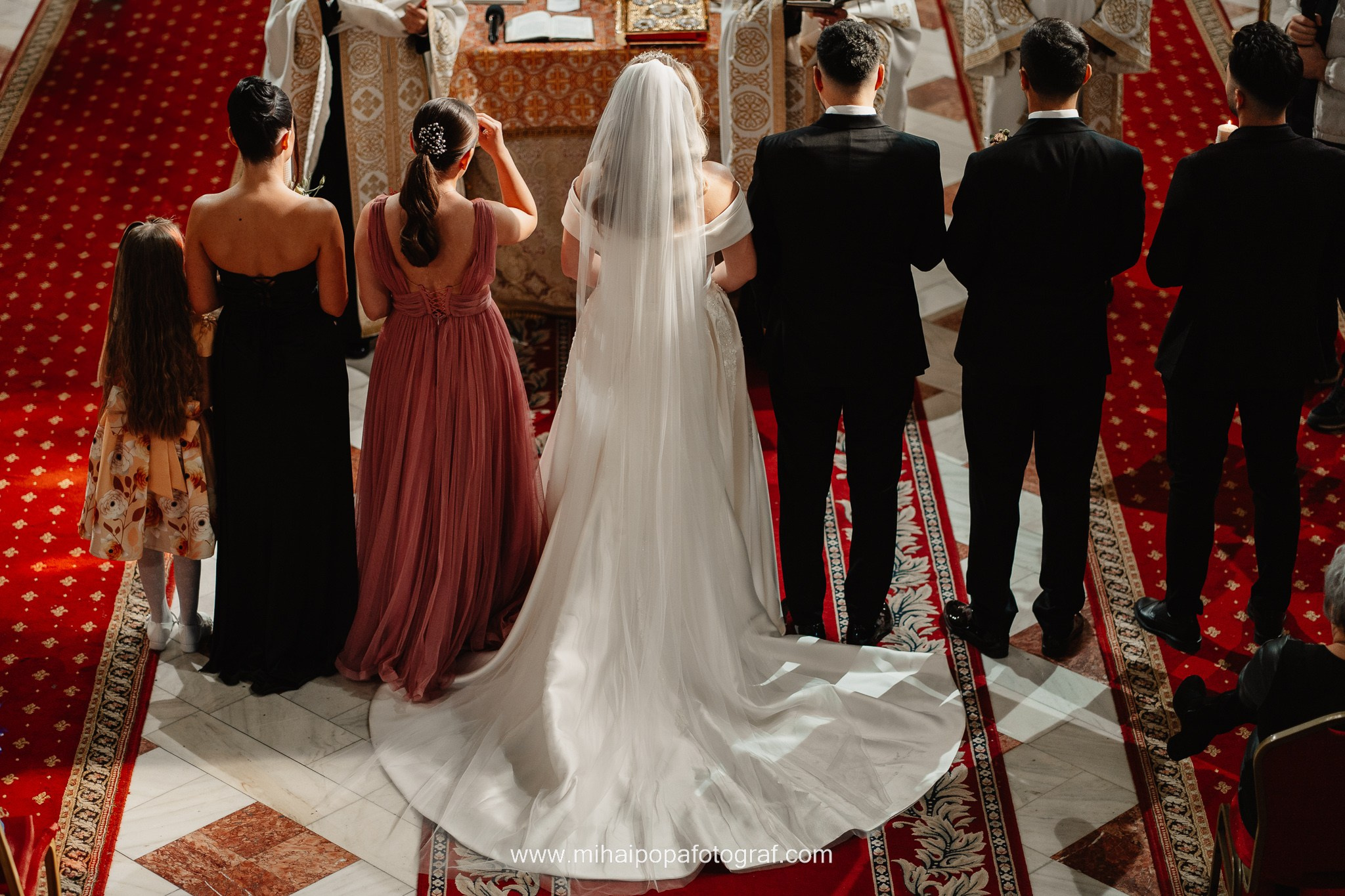 Moment emoționant între miri în ziua nunții, surprins într-un cadru natural și romantic, la Daimon Events. Fotografie de nuntă profesională, editată artistic pentru a evidenția emoția și eleganța evenimentului.