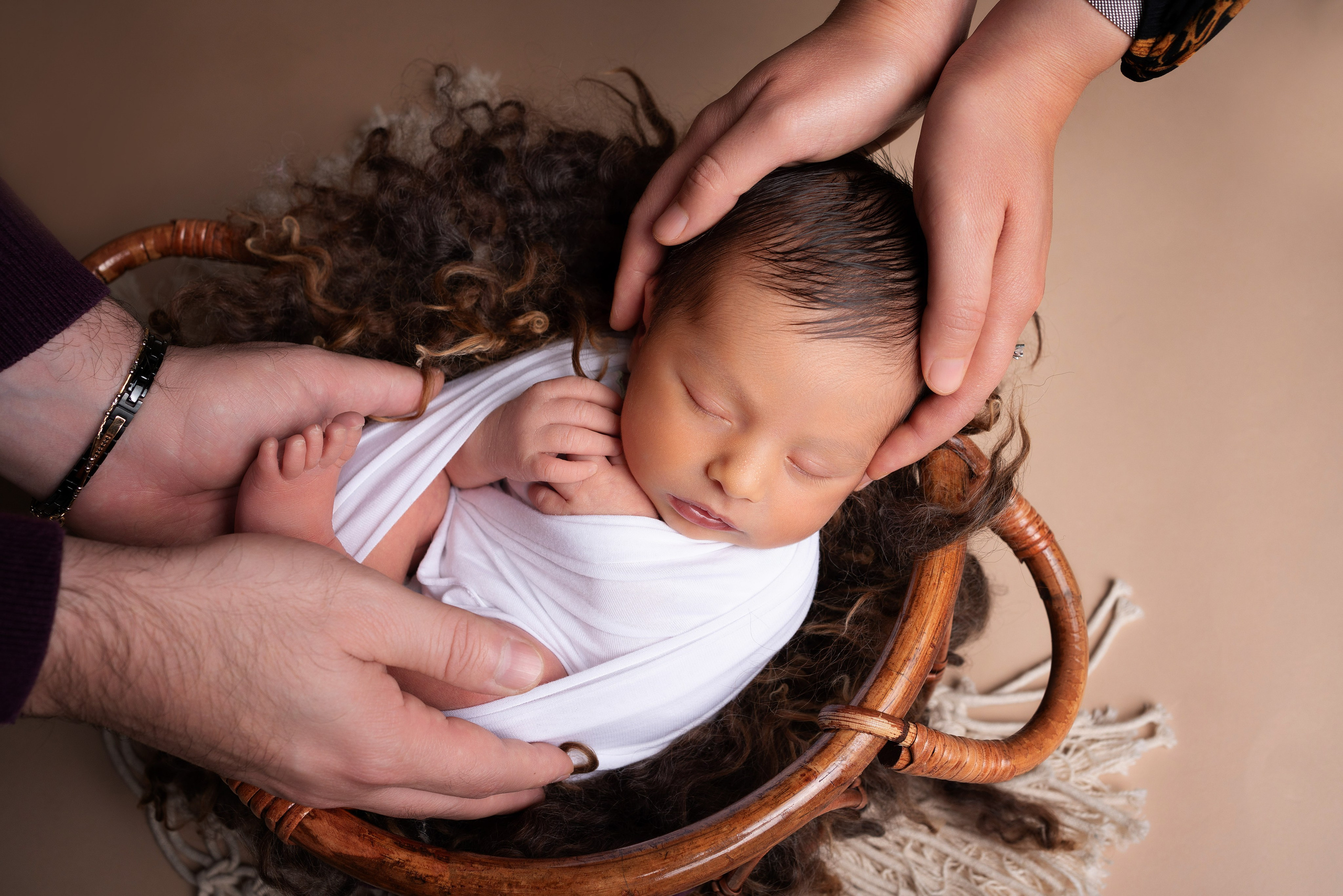 Zarte Neugeborenenfotografie im Fotostudio. Neugeborenenfotografin und Retoucher in Augsburg Nastassia Schneider