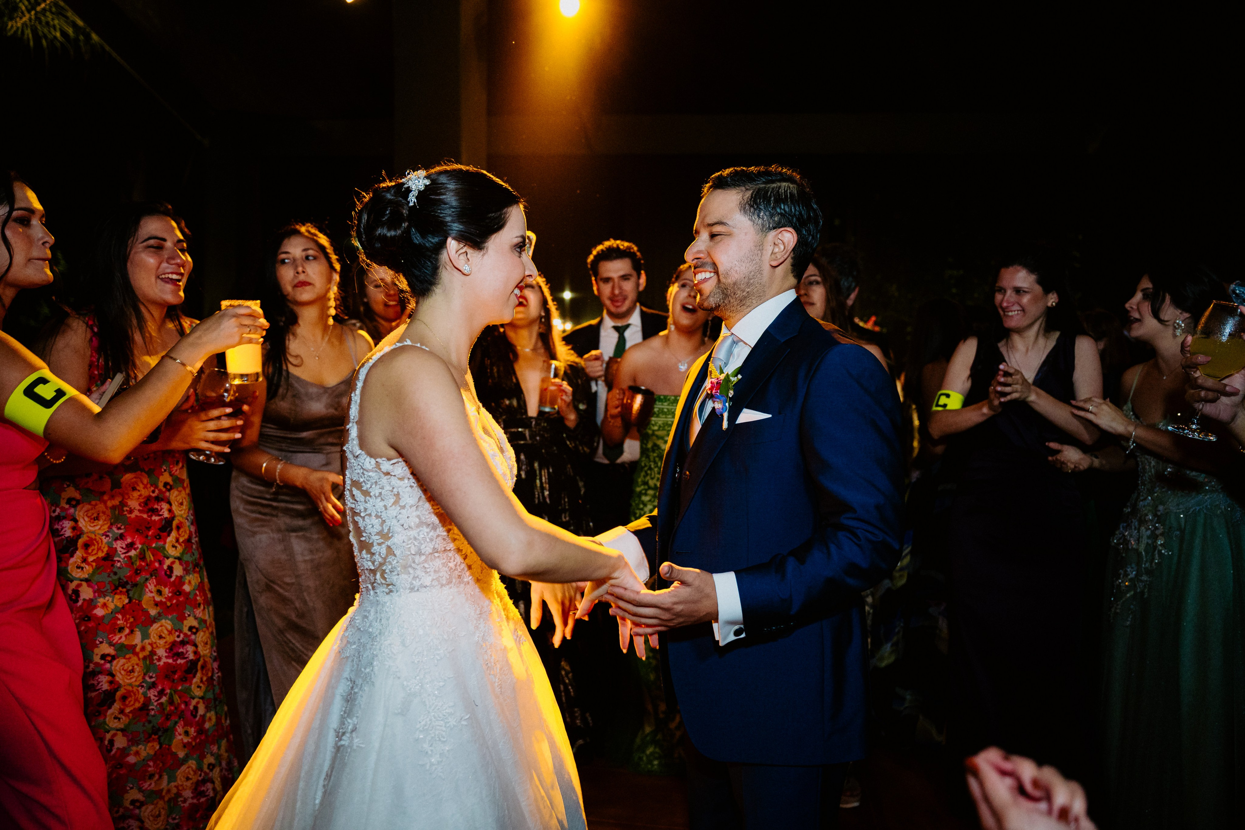 Un vistazo a la fiesta. Fotógrafo de Bodas en Lima | Ronhy Altamirano. Fotografía narrativa y cinematográfica para bodas, quinceañeras y eventos exclusivos