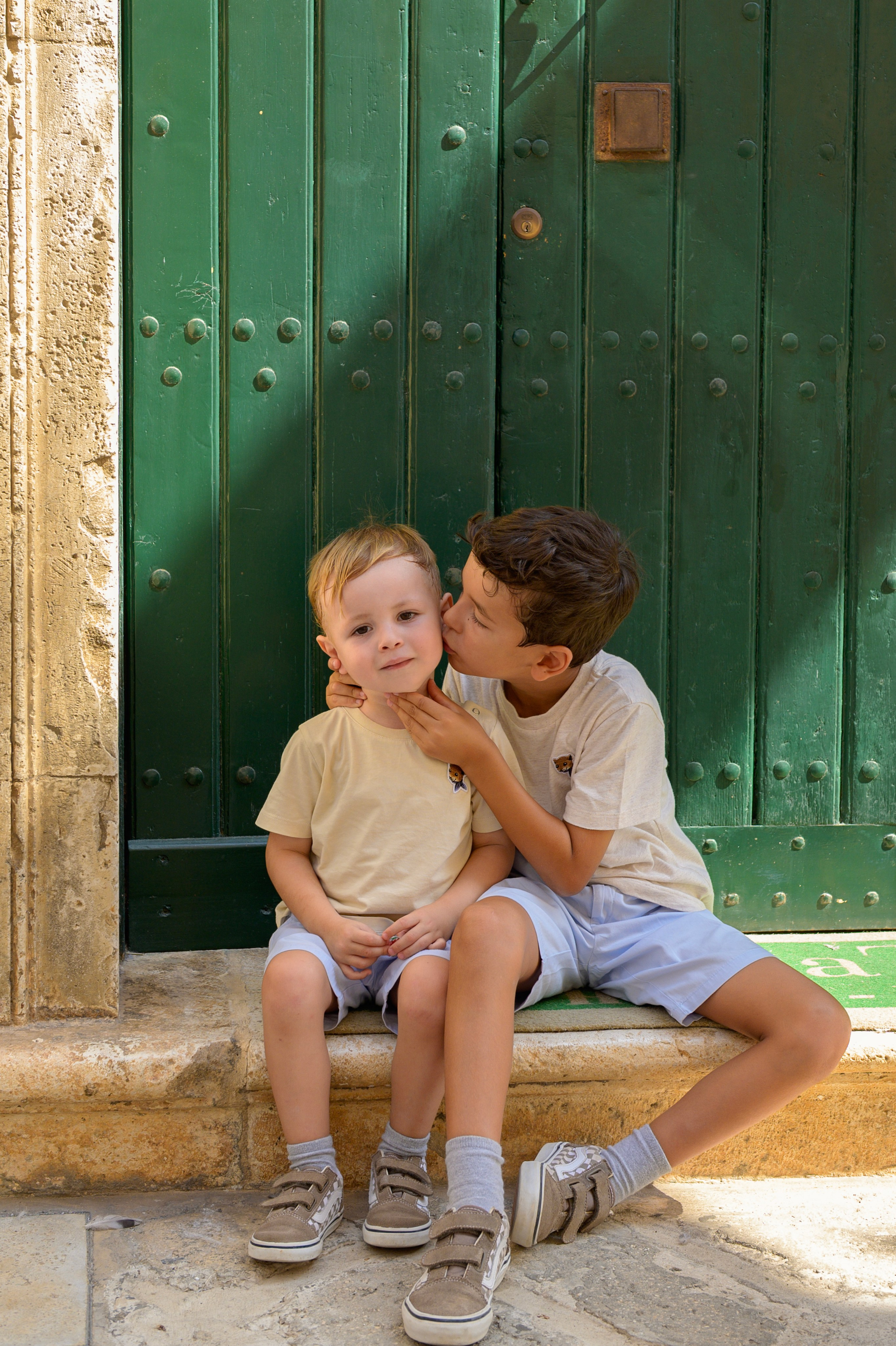 A Fun Walk in Ostuni with Gaёlle and Robbie. Fotografa in Puglia e Roma — Servizi fotografici romantici in Italia