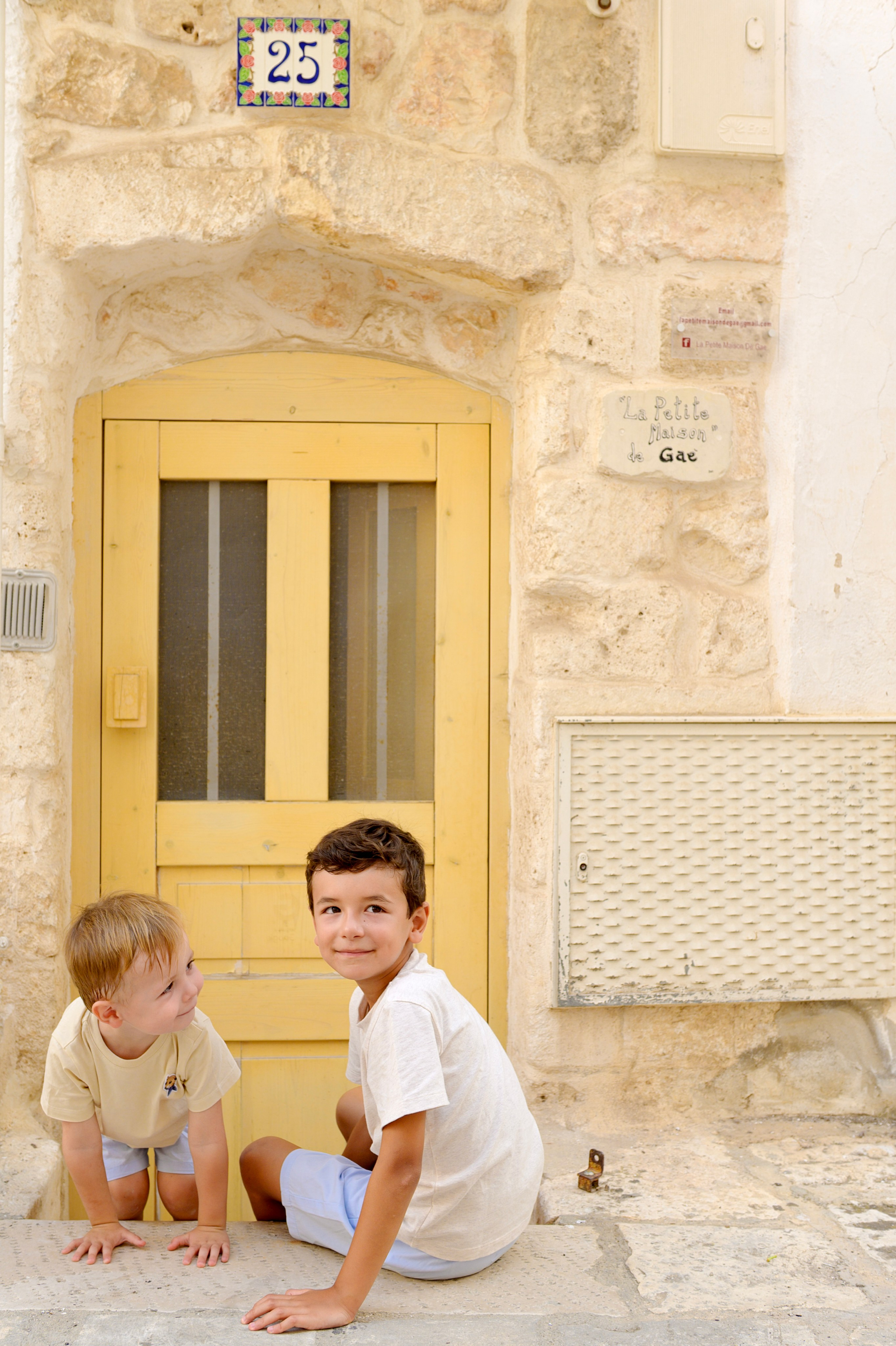 A Fun Walk in Ostuni with Gaёlle and Robbie. Fotografa in Puglia e Roma — Servizi fotografici romantici in Italia