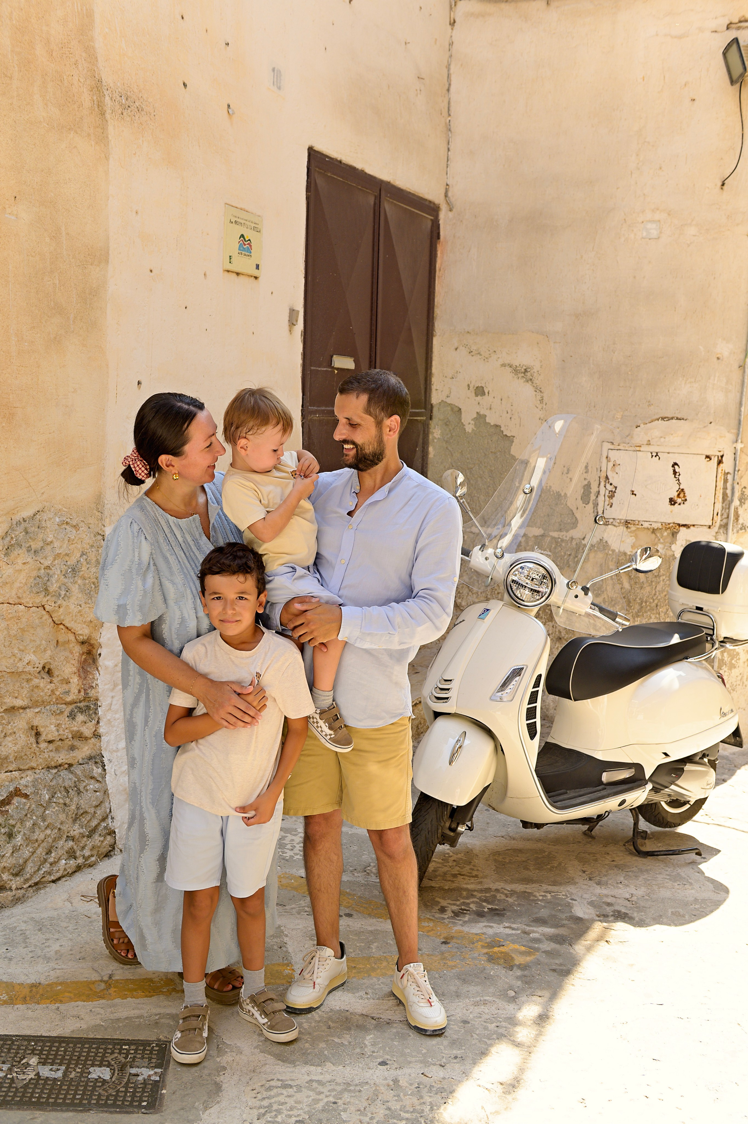 A Fun Walk in Ostuni with Gaёlle and Robbie. Fotografa in Puglia e Roma — Servizi fotografici romantici in Italia